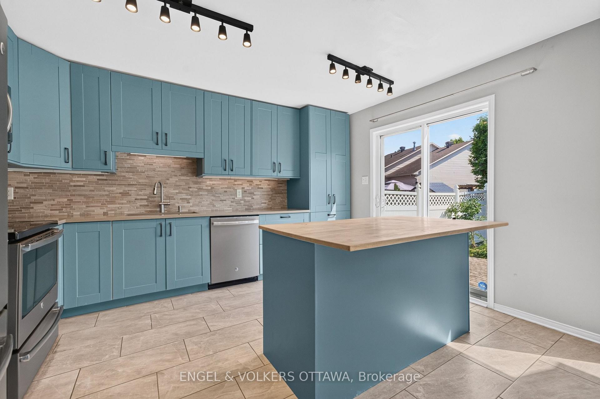 Photo 16 of 2123 Esprit Drive, Ottawa, Avalon East — HOMEH