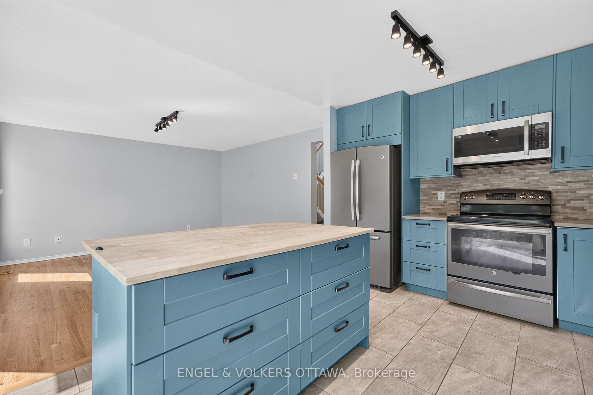 Photo 17 of 2123 Esprit Drive, Ottawa, Avalon East — HOMEH