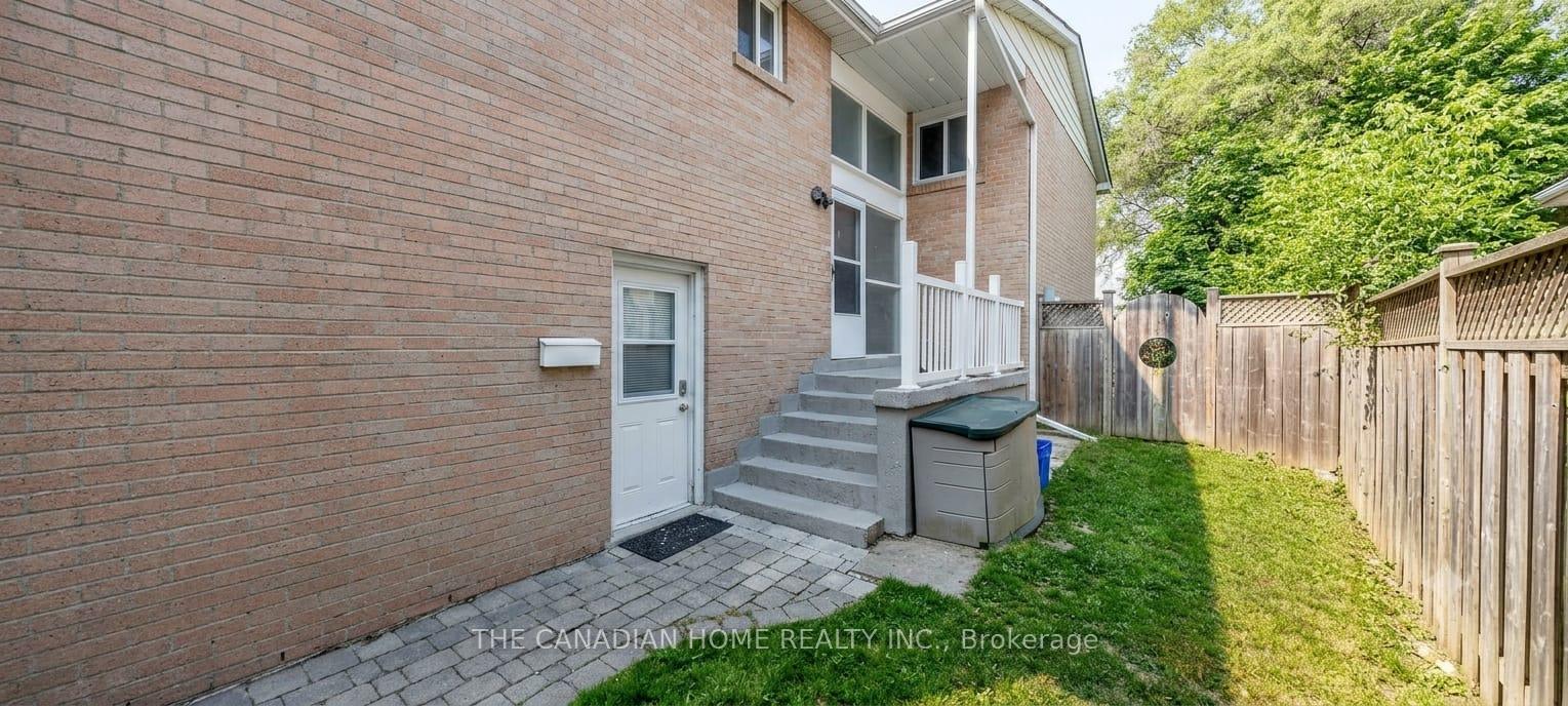 Photo 2 of 802 Pam Crescent, Newmarket, Huron Heights-Leslie Valley — HOMEH