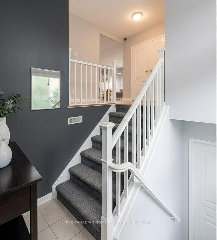 Photo 3 of 802 Pam Crescent, Newmarket, Huron Heights-Leslie Valley — HOMEH