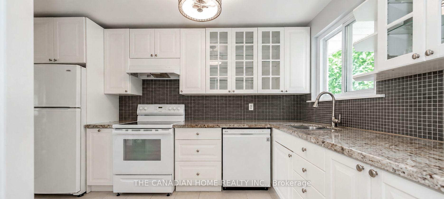 Photo 4 of 802 Pam Crescent, Newmarket, Huron Heights-Leslie Valley — HOMEH