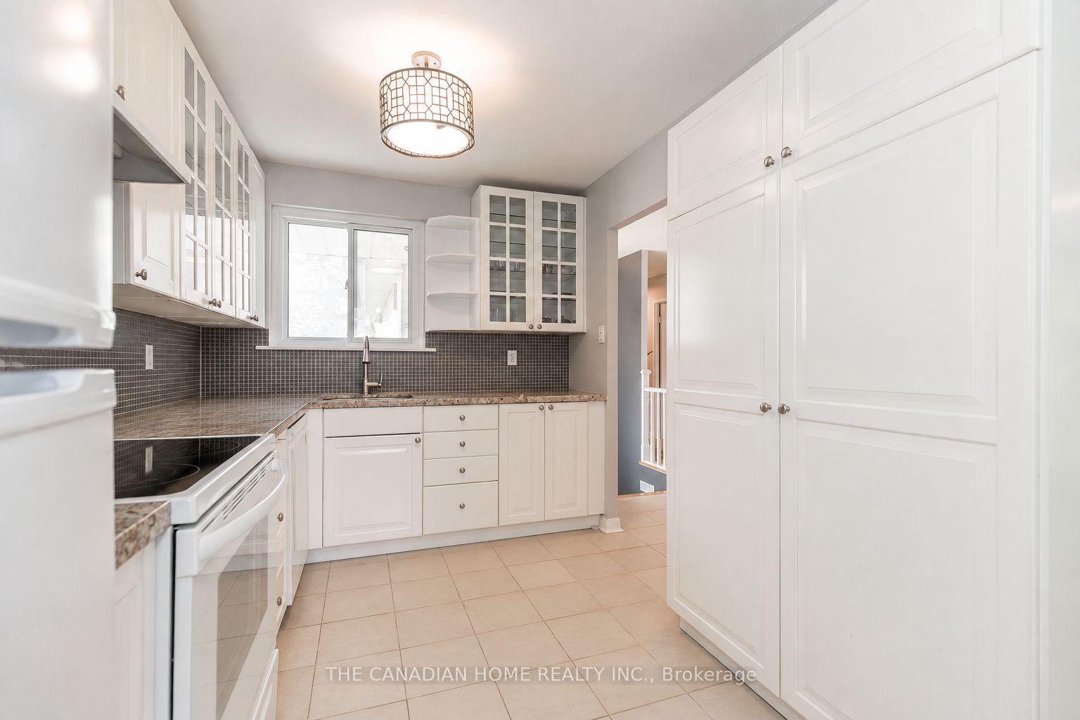 Photo 5 of 802 Pam Crescent, Newmarket, Huron Heights-Leslie Valley — HOMEH