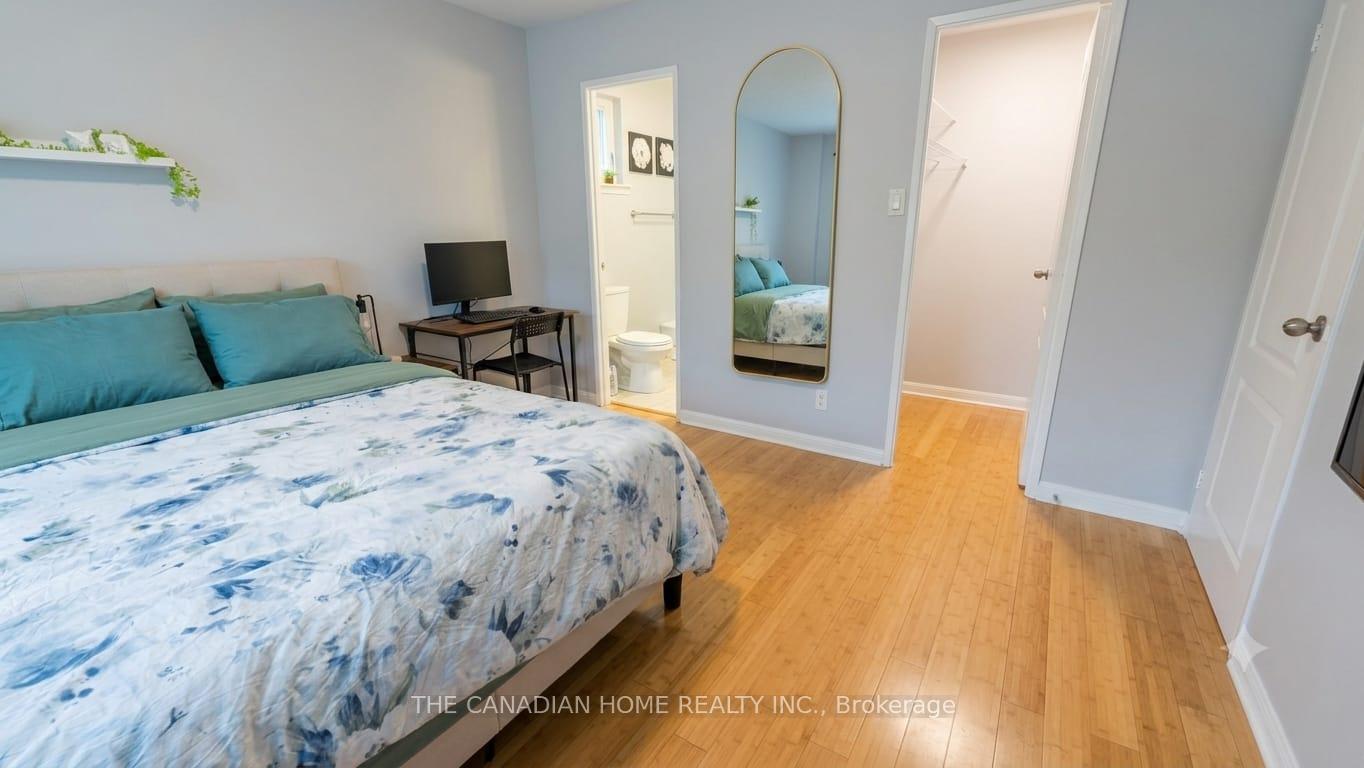 Photo 9 of 802 Pam Crescent, Newmarket, Huron Heights-Leslie Valley — HOMEH