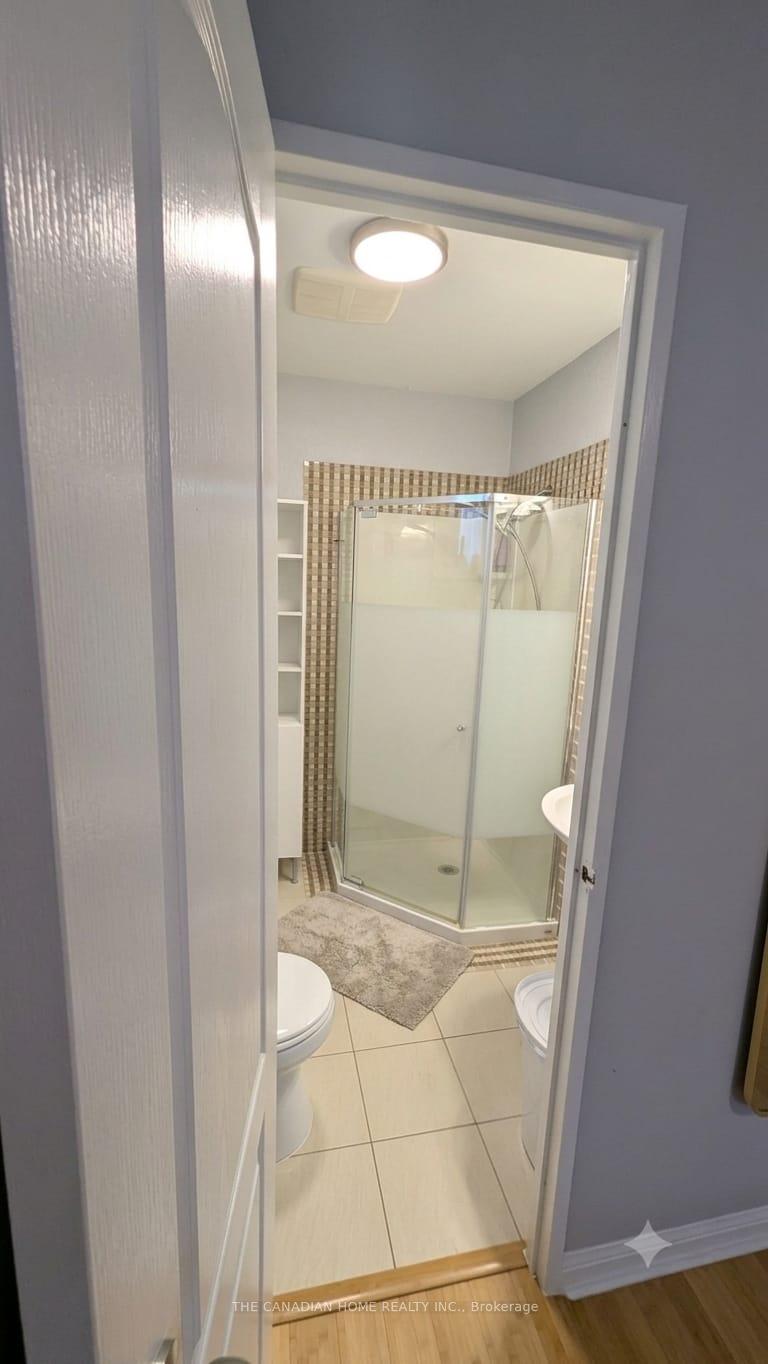 Photo 10 of 802 Pam Crescent, Newmarket, Huron Heights-Leslie Valley — HOMEH
