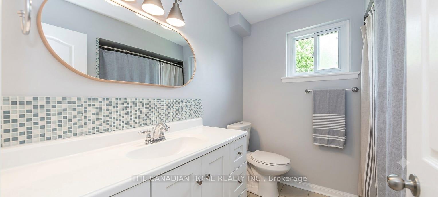 Photo 12 of 802 Pam Crescent, Newmarket, Huron Heights-Leslie Valley — HOMEH