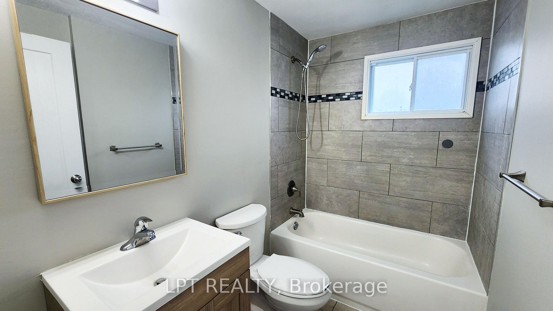 Photo 13 of 38 Chaucer Crescent, Barrie, Letitia Heights — HOMEH