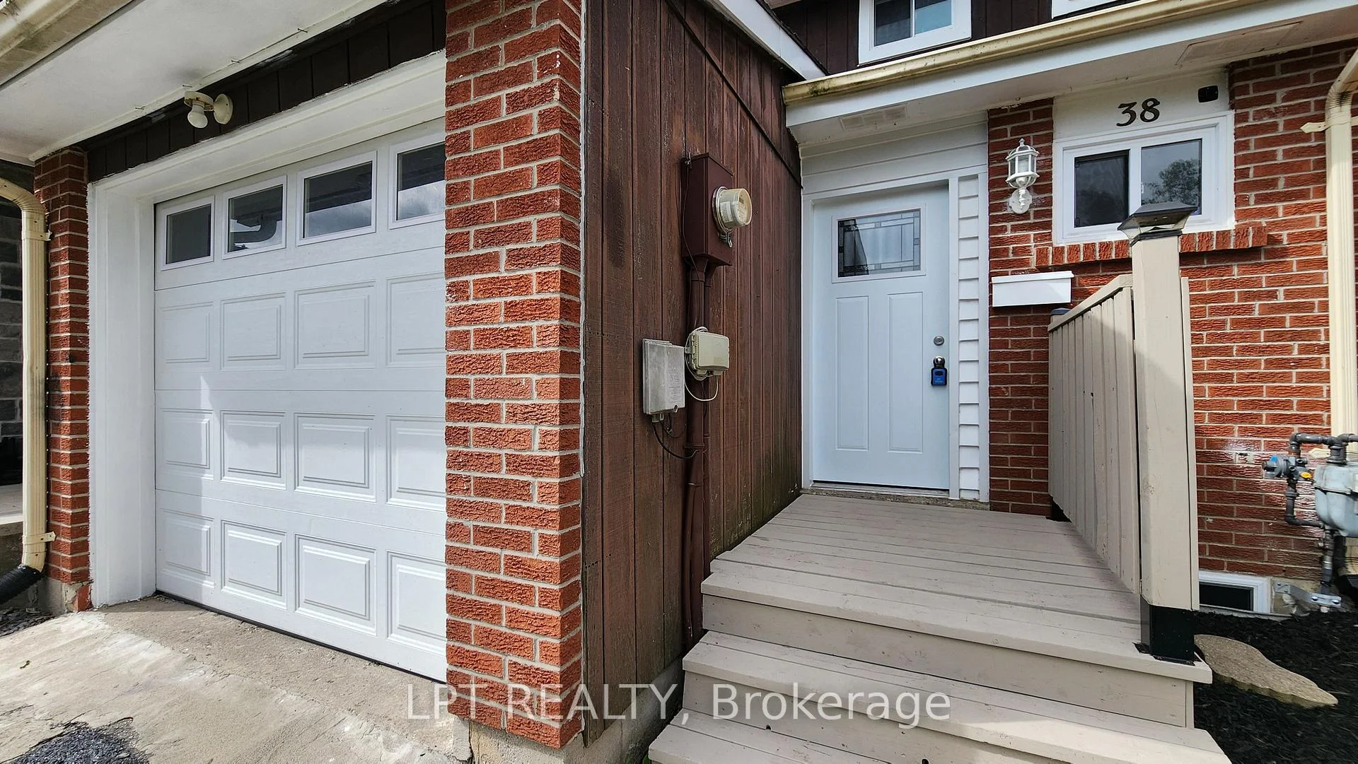 Photo 3 of 38 Chaucer Crescent, Barrie, Letitia Heights — HOMEH