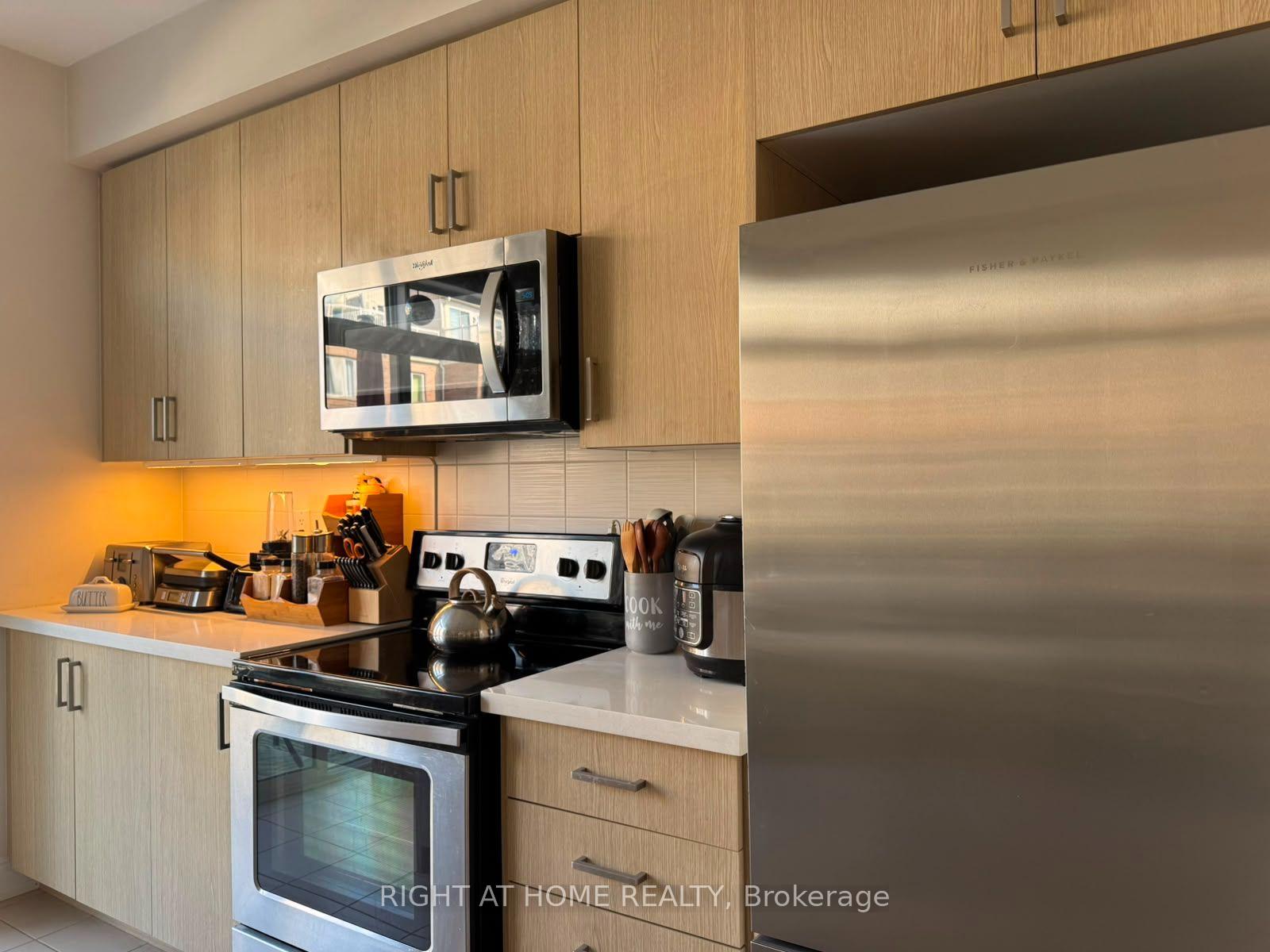 Photo 3 of 31 Edward Horton Crescent, Etobicoke, Islington-City Centre West — HOMEH