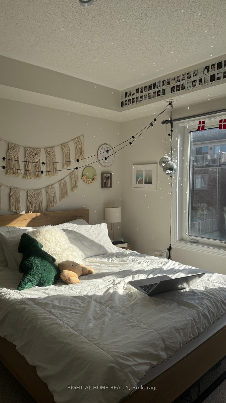Photo 12 of 31 Edward Horton Crescent, Etobicoke, Islington-City Centre West — HOMEH