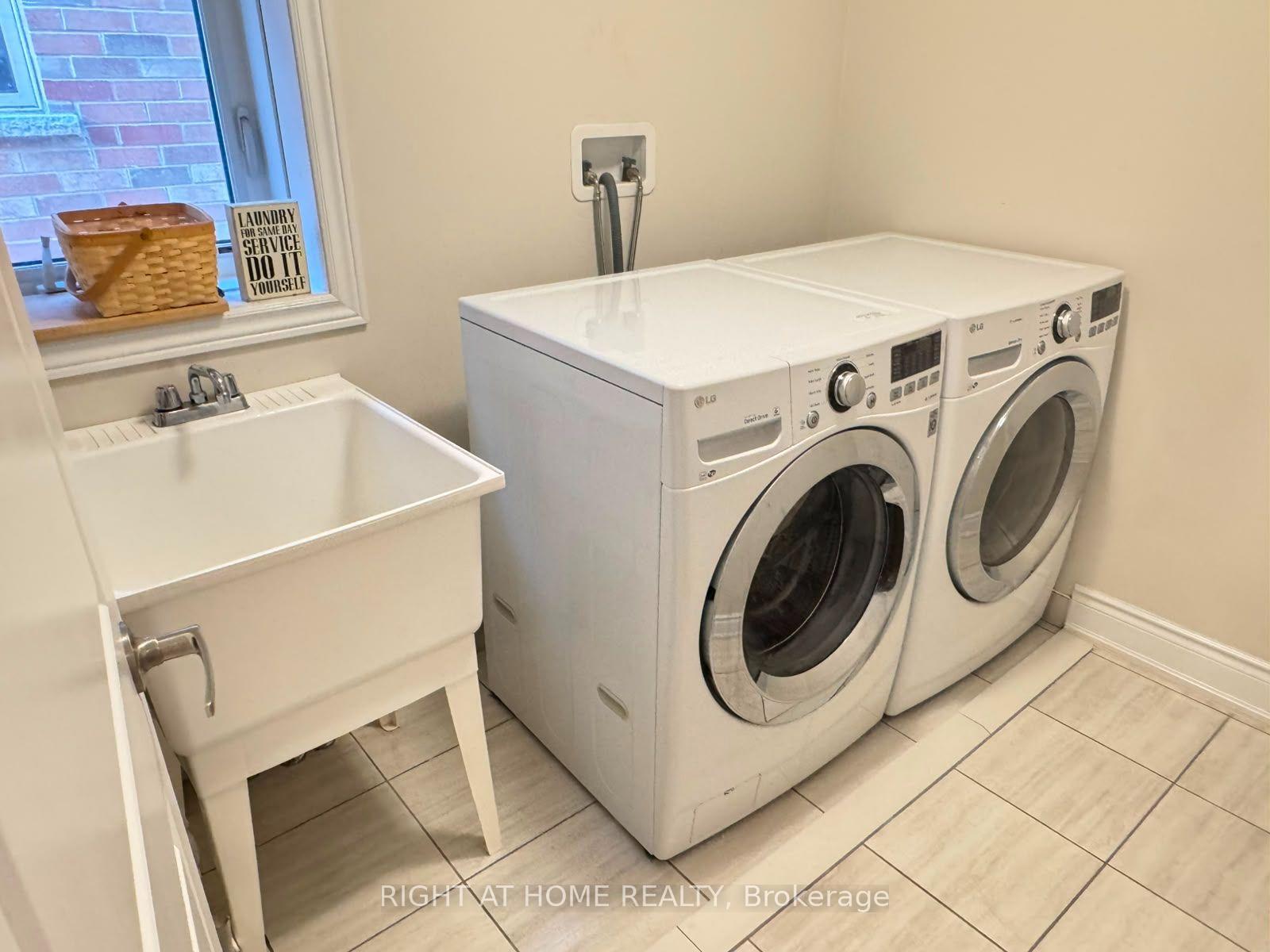 Photo 23 of 31 Edward Horton Crescent, Etobicoke, Islington-City Centre West — HOMEH