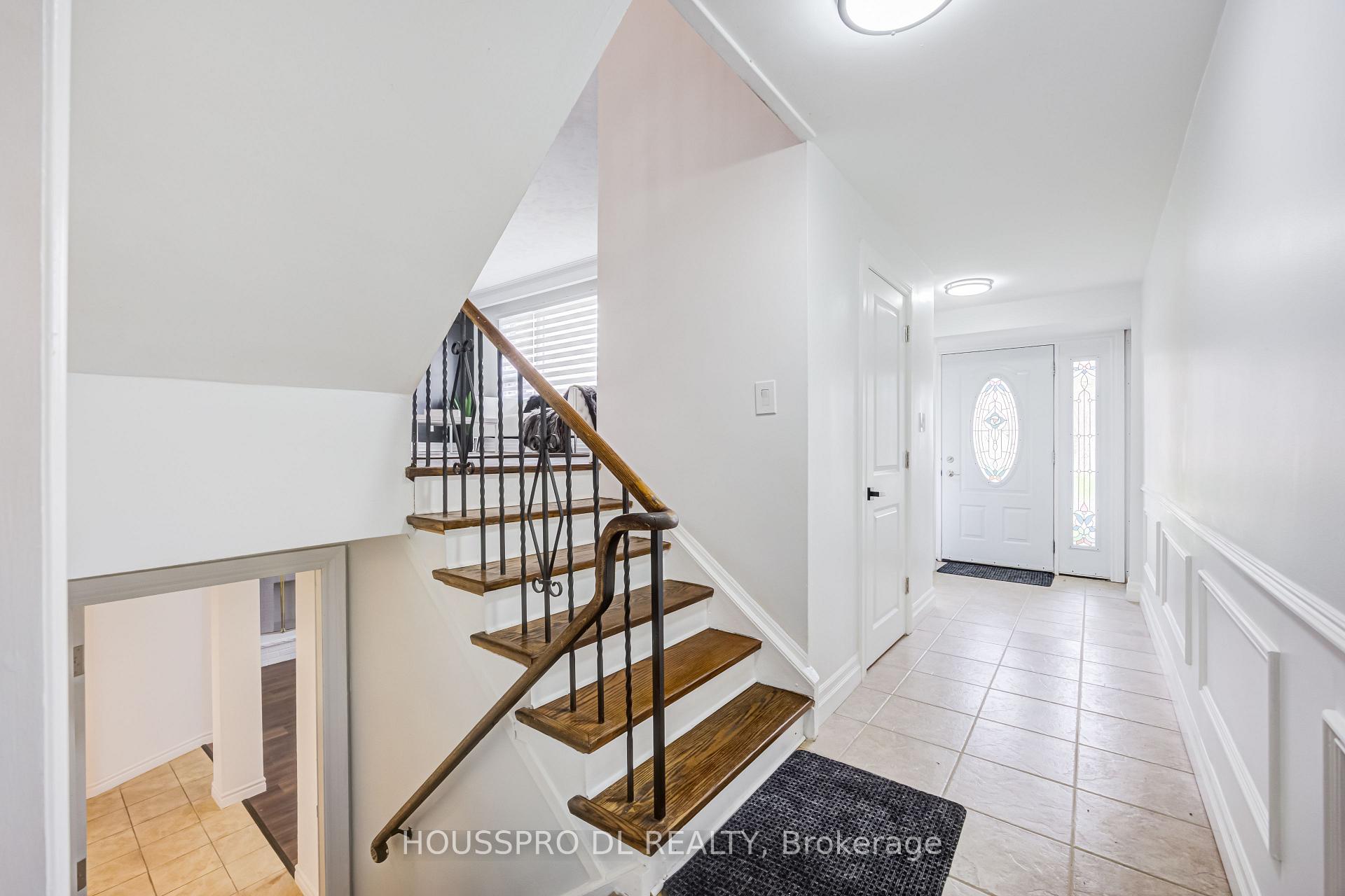Photo 4 of 49 Bowerbank Drive, North York, Newtonbrook East — HOMEH