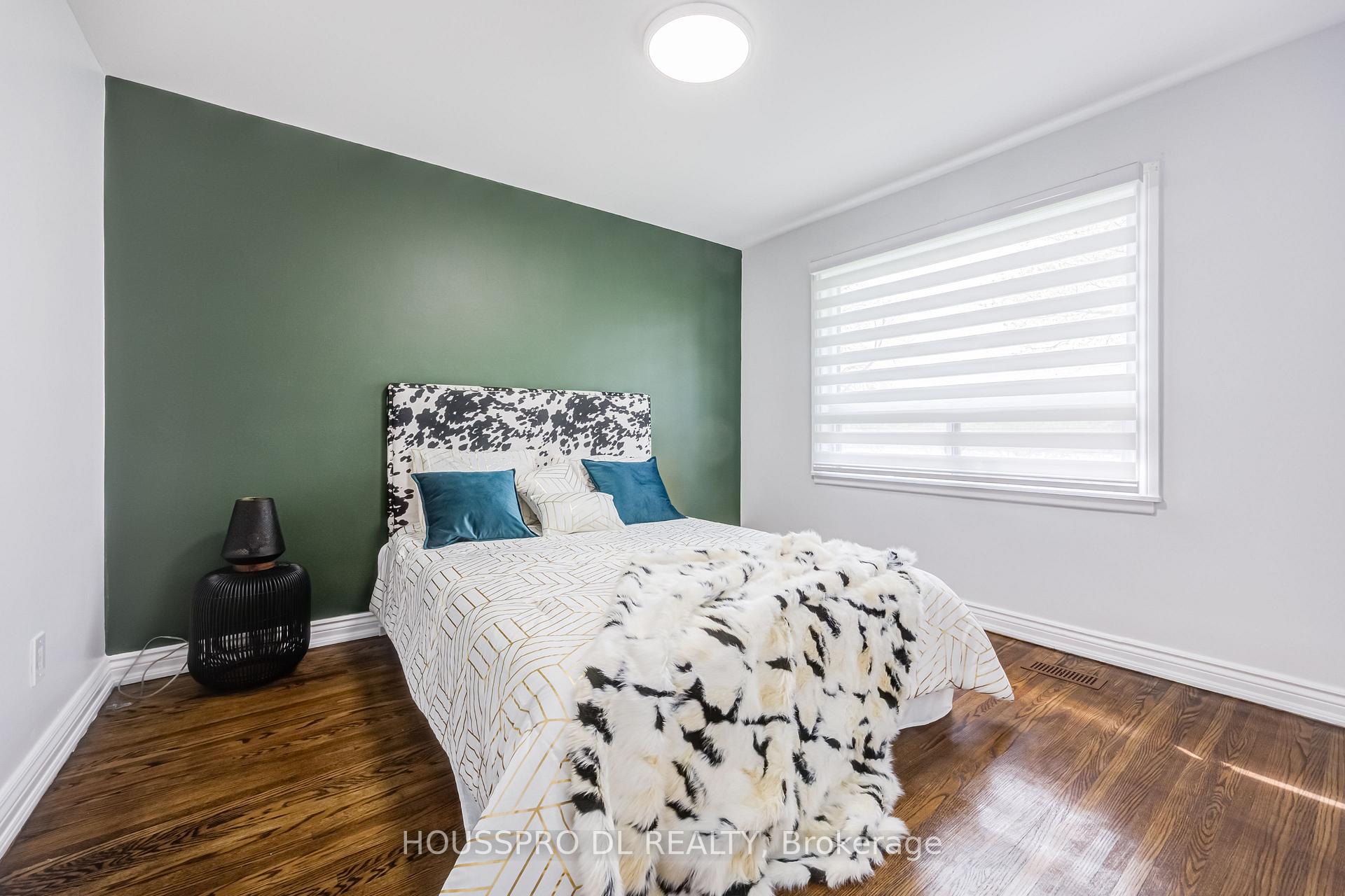 Photo 25 of 49 Bowerbank Drive, North York, Newtonbrook East — HOMEH