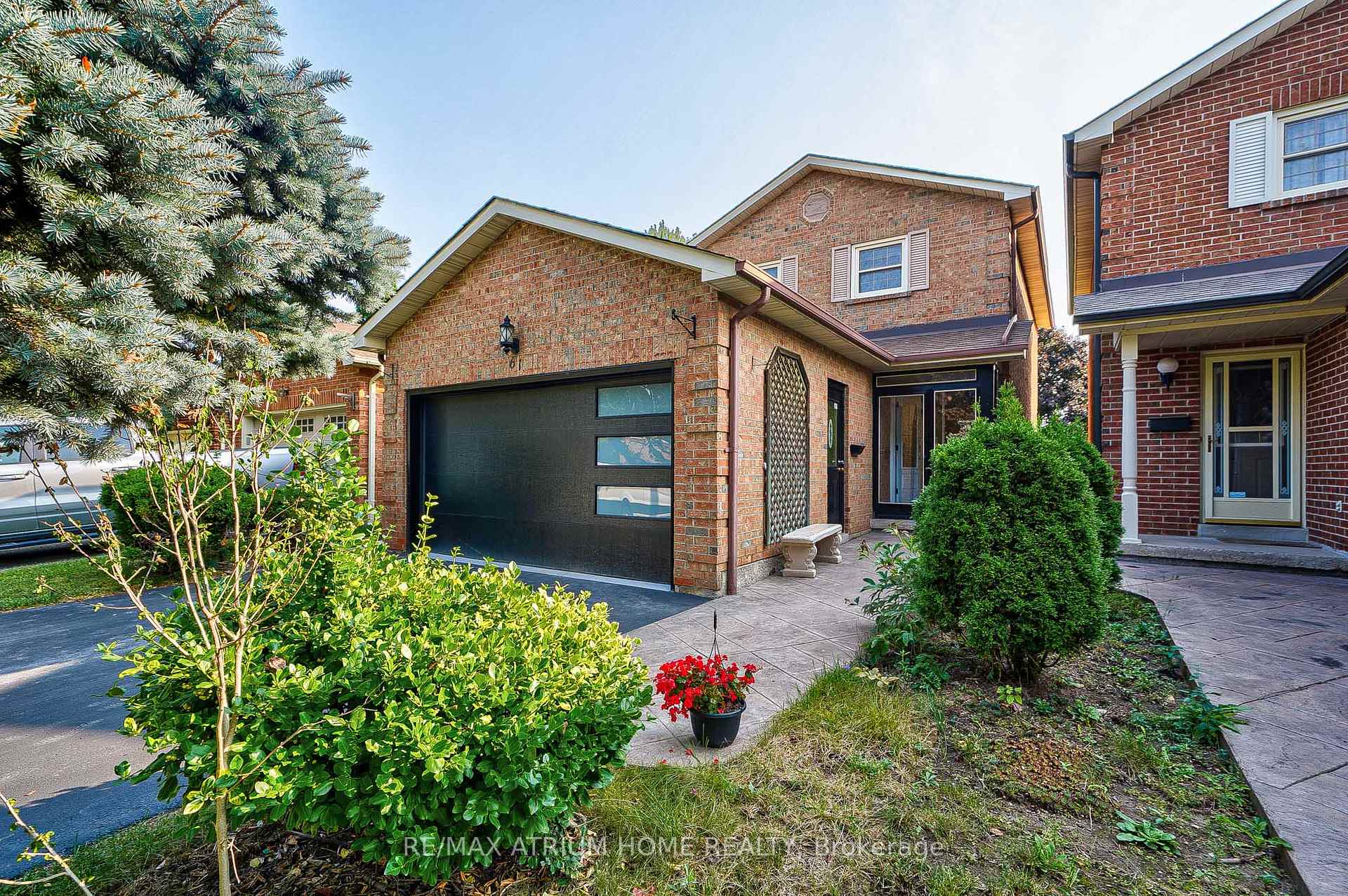 Photo 2 of 61 Trothen Circle, Markham, Markham Village — HOMEH