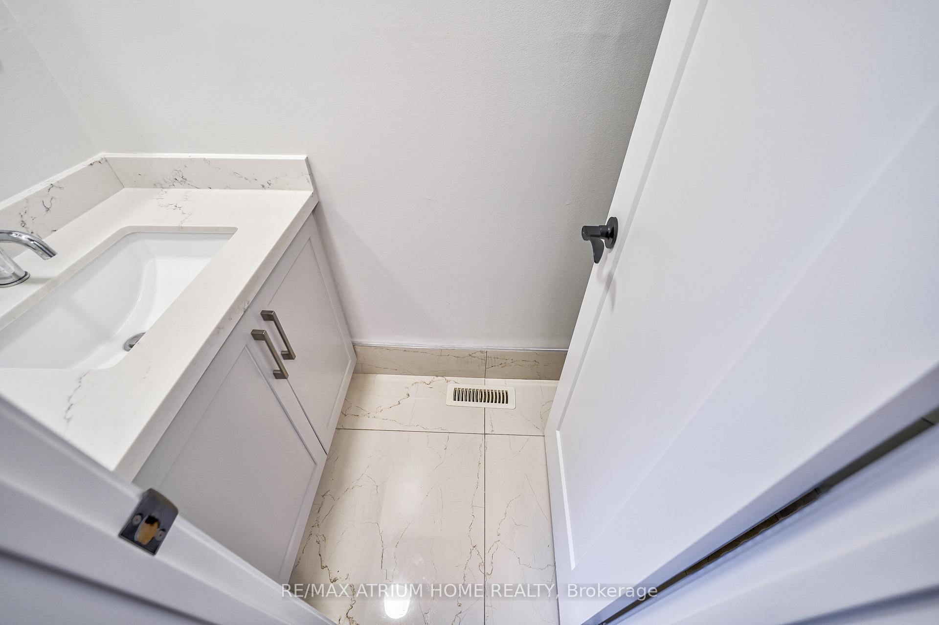 Photo 6 of 61 Trothen Circle, Markham, Markham Village — HOMEH