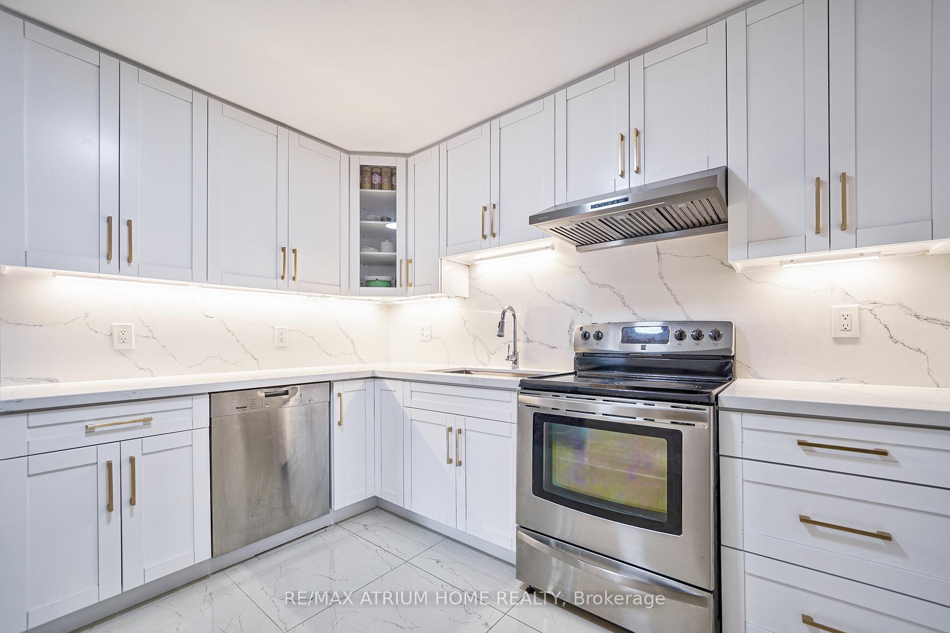 Photo 11 of 61 Trothen Circle, Markham, Markham Village — HOMEH