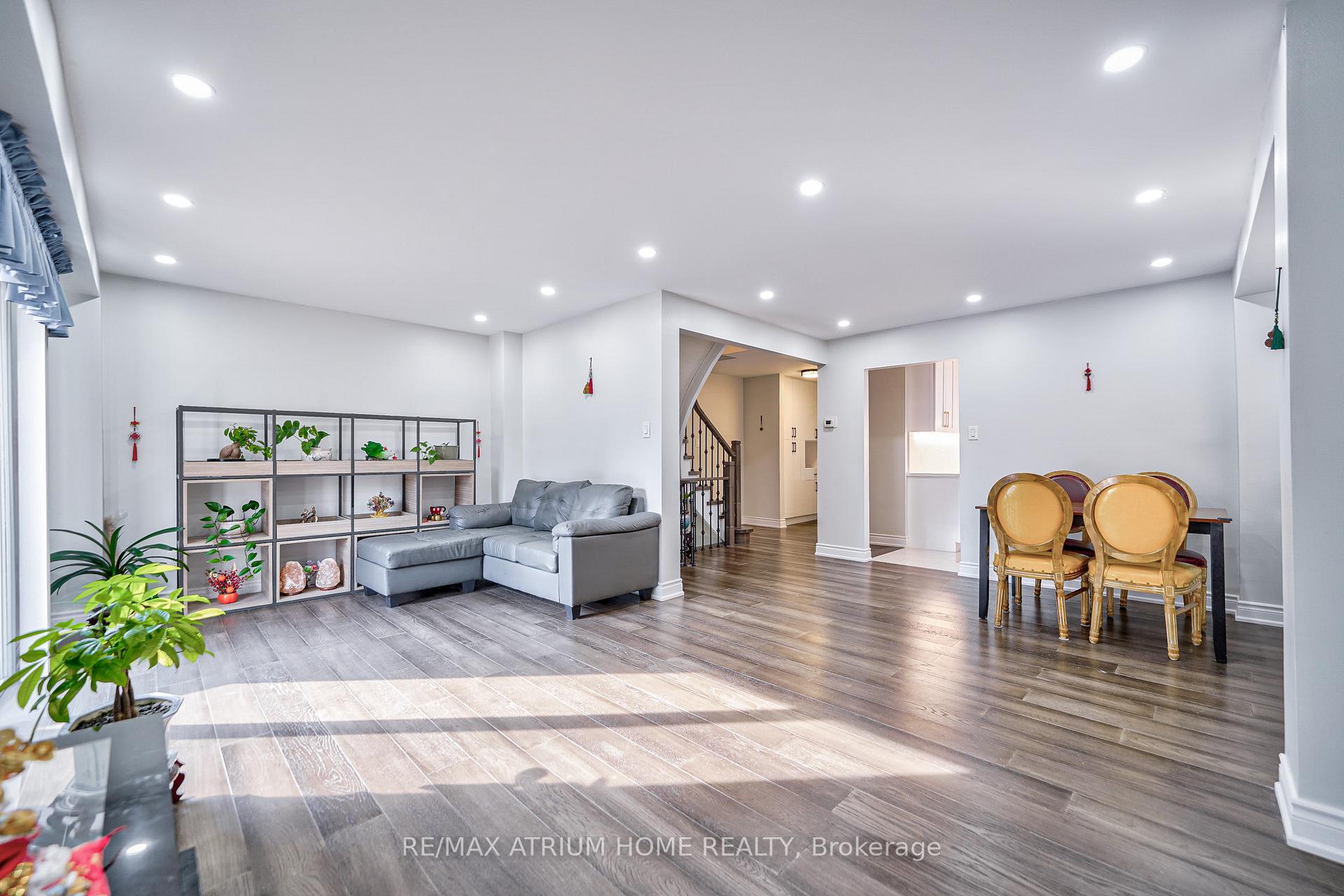 Photo 15 of 61 Trothen Circle, Markham, Markham Village — HOMEH
