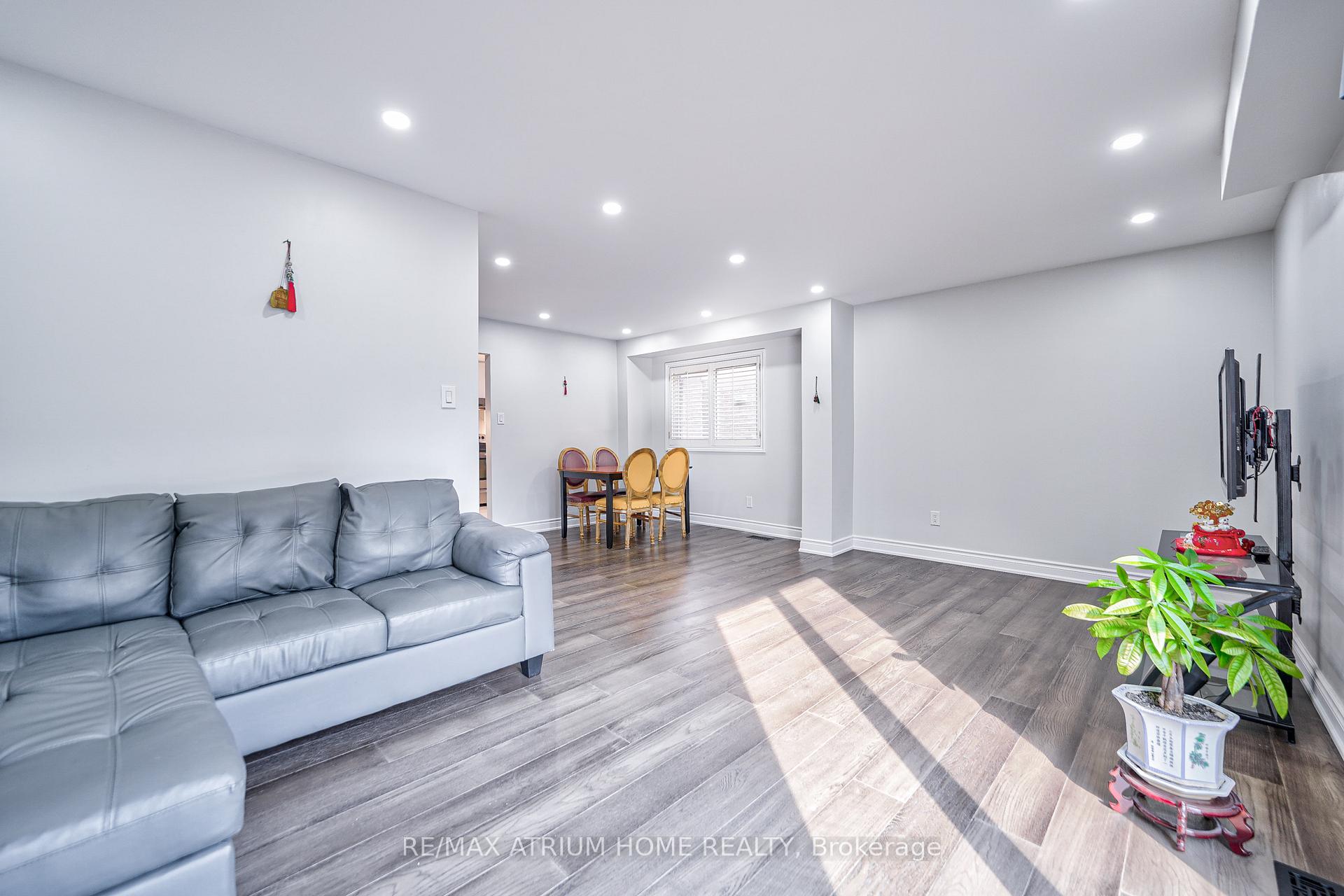 Photo 17 of 61 Trothen Circle, Markham, Markham Village — HOMEH