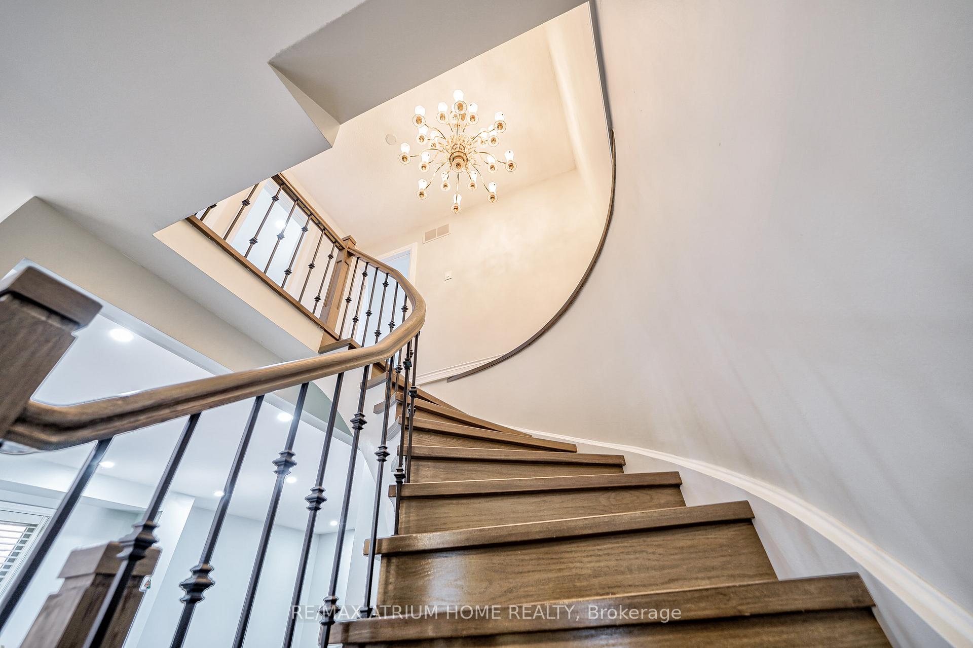 Photo 18 of 61 Trothen Circle, Markham, Markham Village — HOMEH