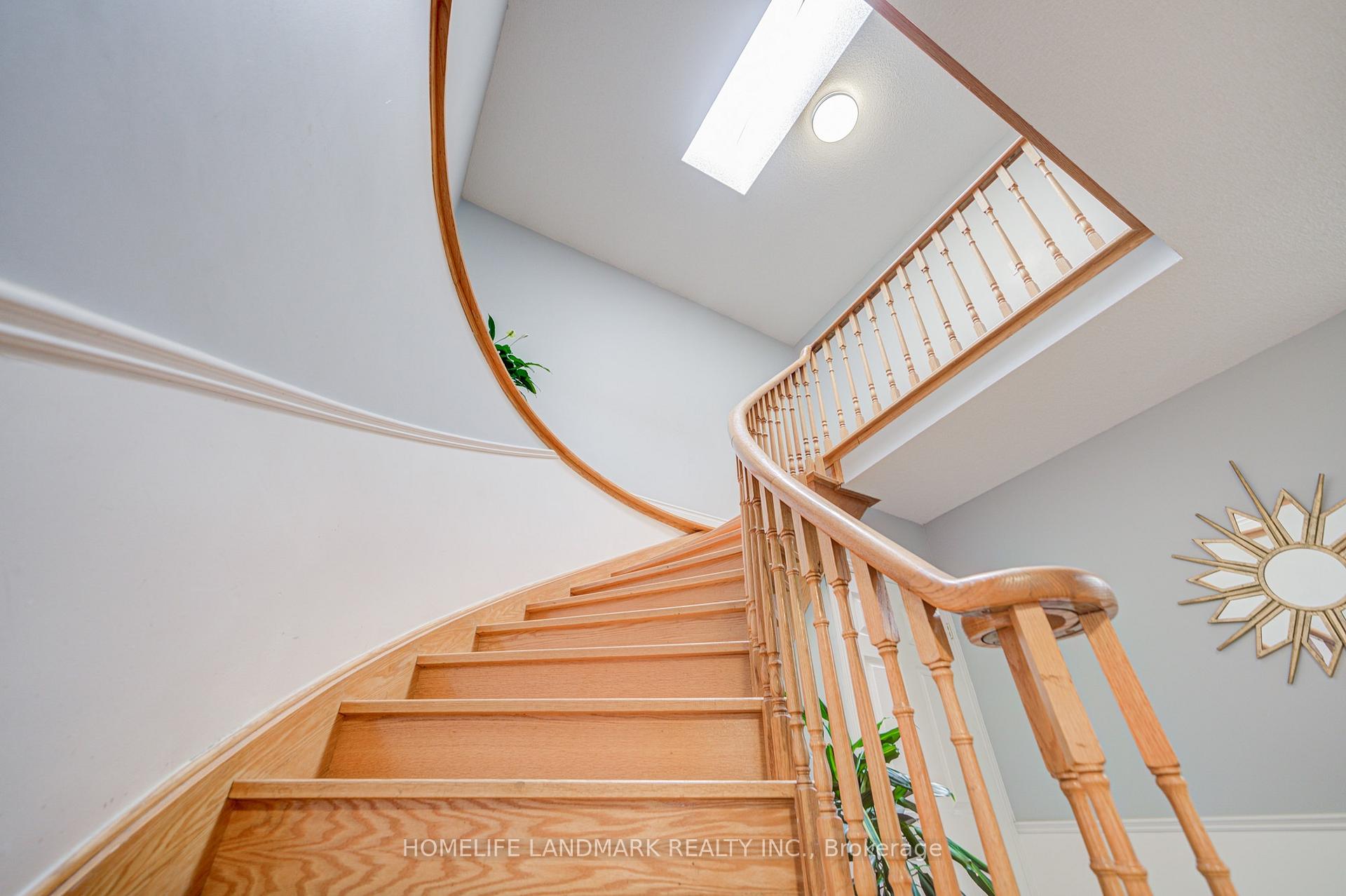Photo 20 of 35 Royal Palm Drive, Vaughan, Crestwood-Springfarm-Yorkhill — HOMEH