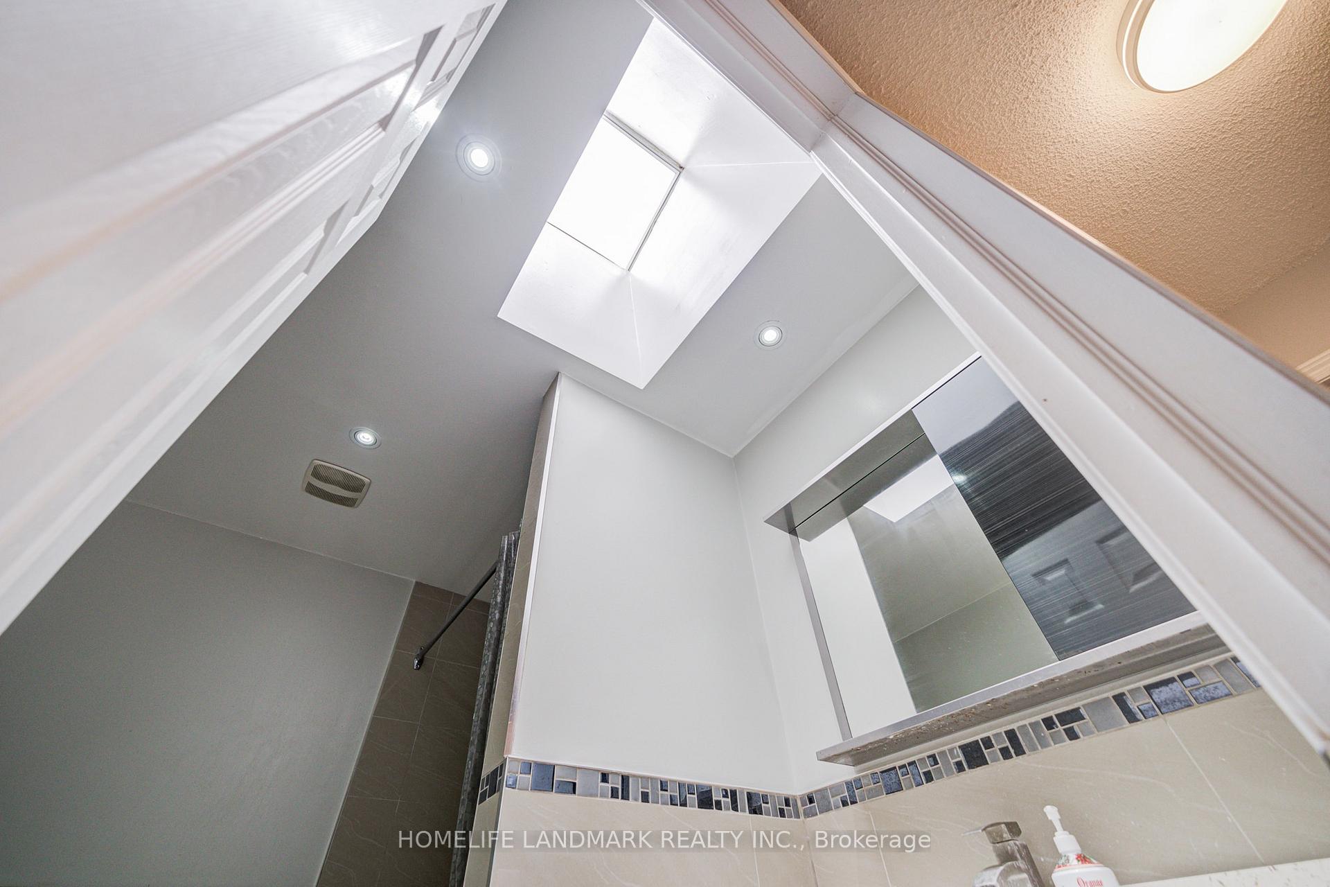 Photo 32 of 35 Royal Palm Drive, Vaughan, Crestwood-Springfarm-Yorkhill — HOMEH