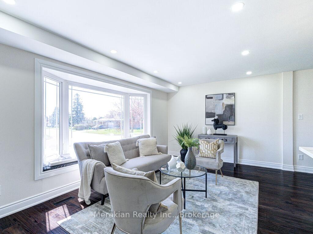 Photo 3 of 214 Folkstone Crescent, Brampton, Southgate — HOMEH