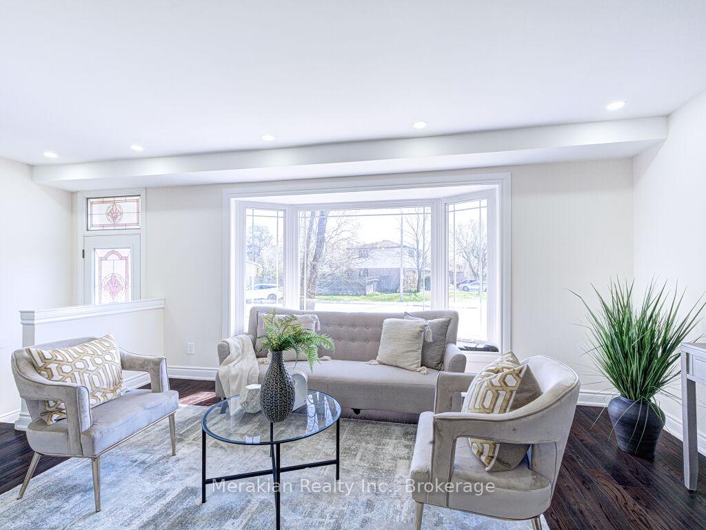 Photo 7 of 214 Folkstone Crescent, Brampton, Southgate — HOMEH