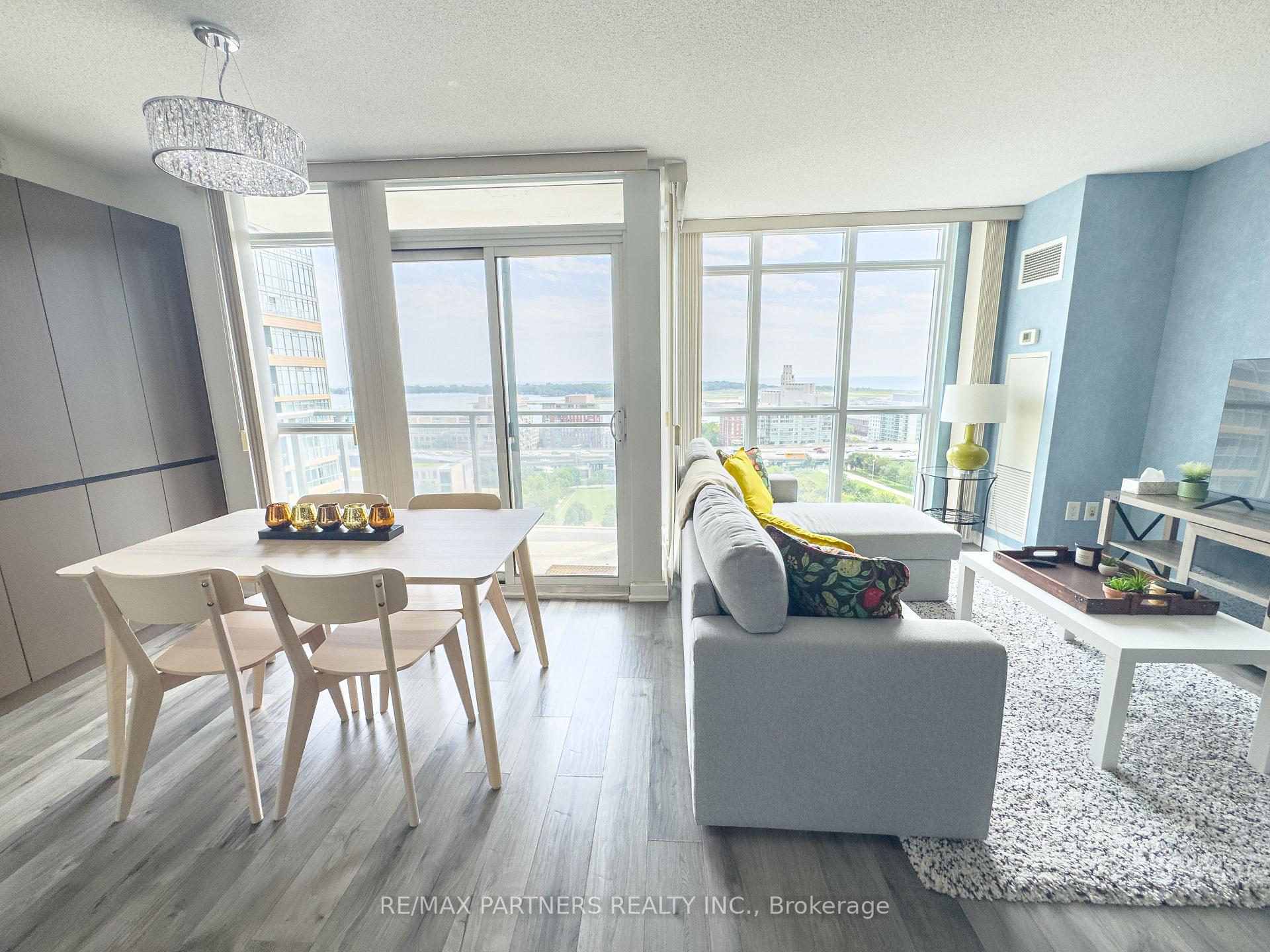 Photo 5 of Unit 1806, 15 Iceboat Terrace, Toronto, Waterfront Communities — HOMEH