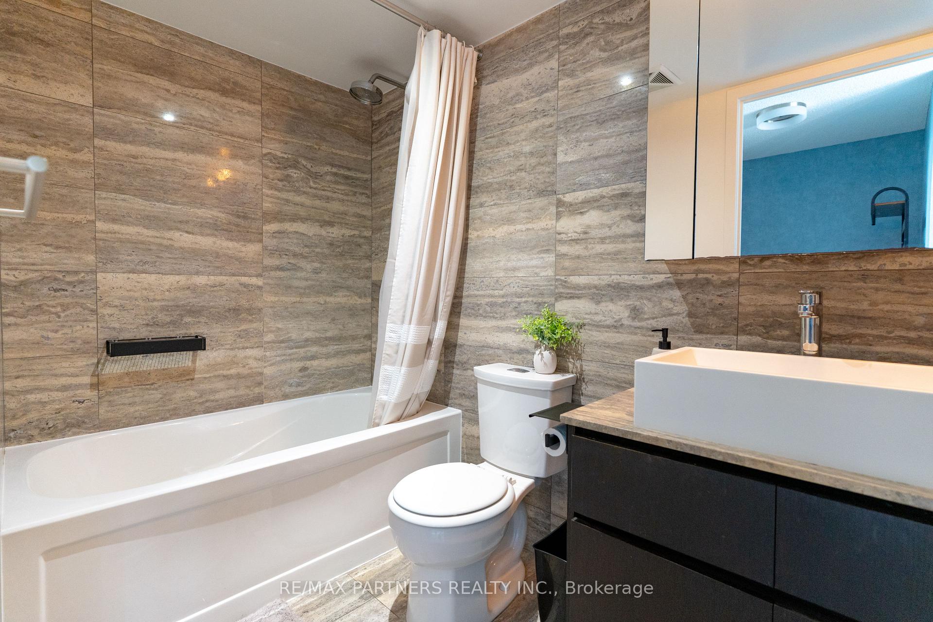 Photo 10 of Unit 1806, 15 Iceboat Terrace, Toronto, Waterfront Communities — HOMEH