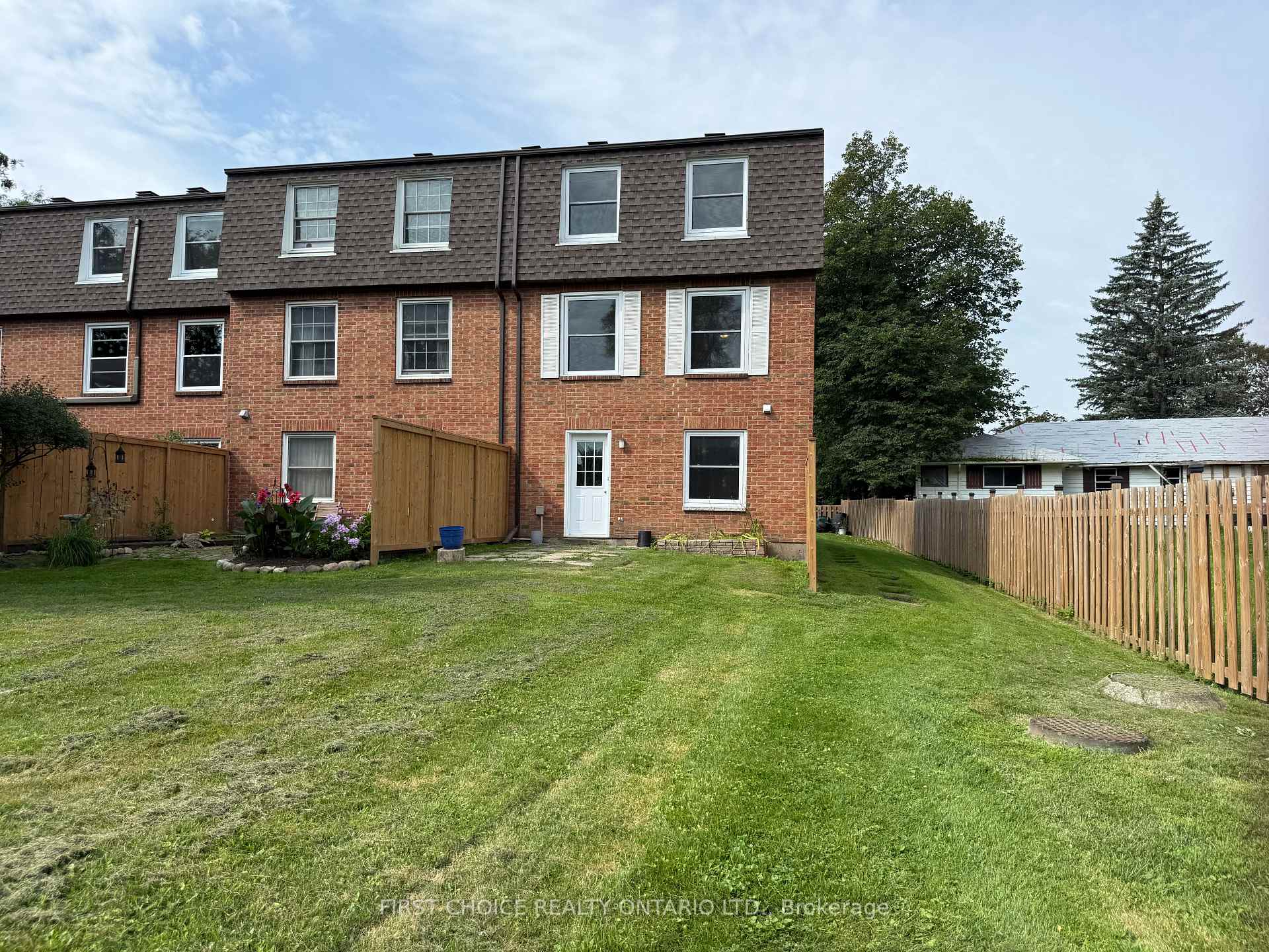 Photo 2 of 32 Appleby Private, Ottawa, Carleton Heights — HOMEH