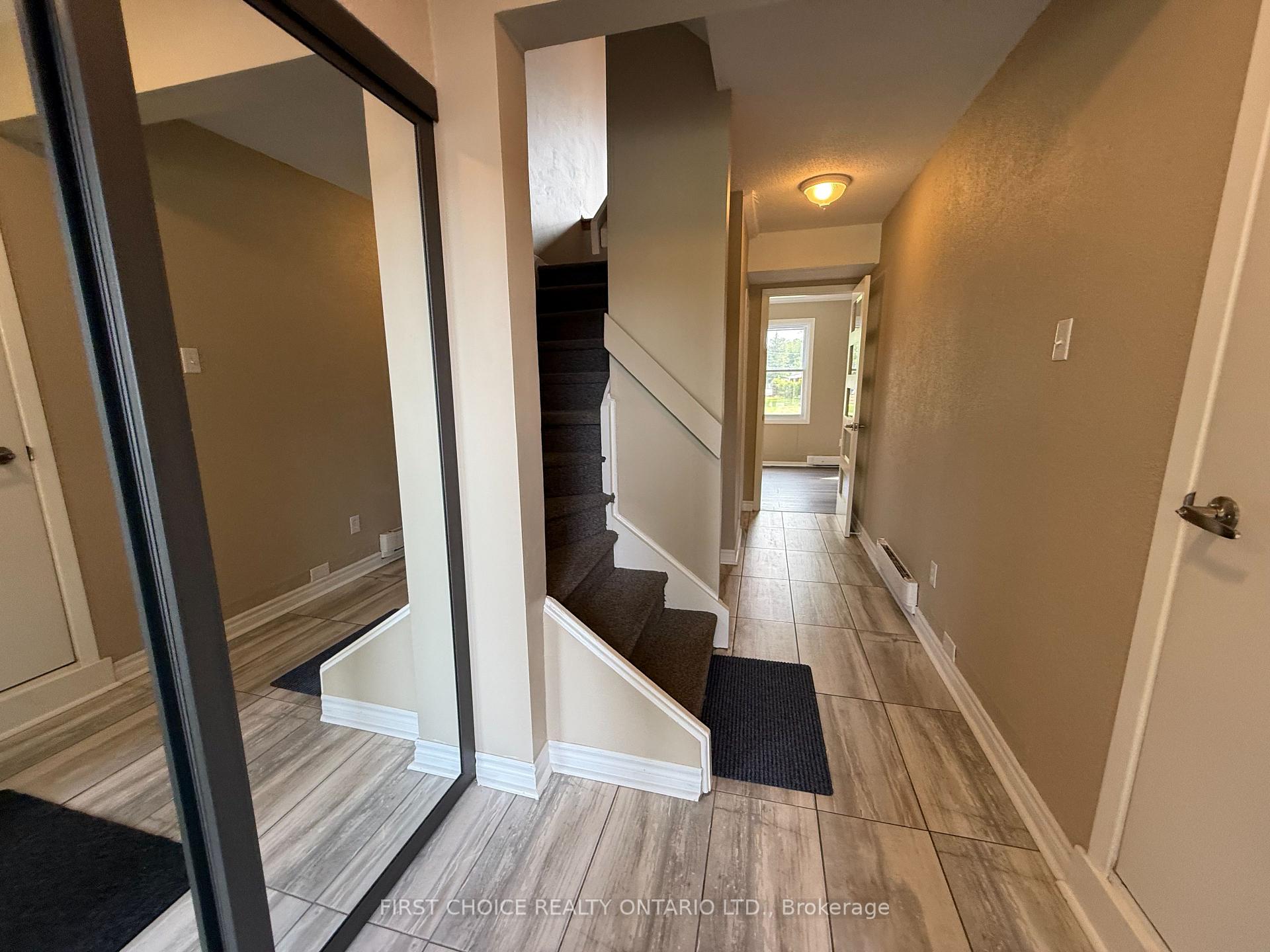 Photo 3 of 32 Appleby Private, Ottawa, Carleton Heights — HOMEH