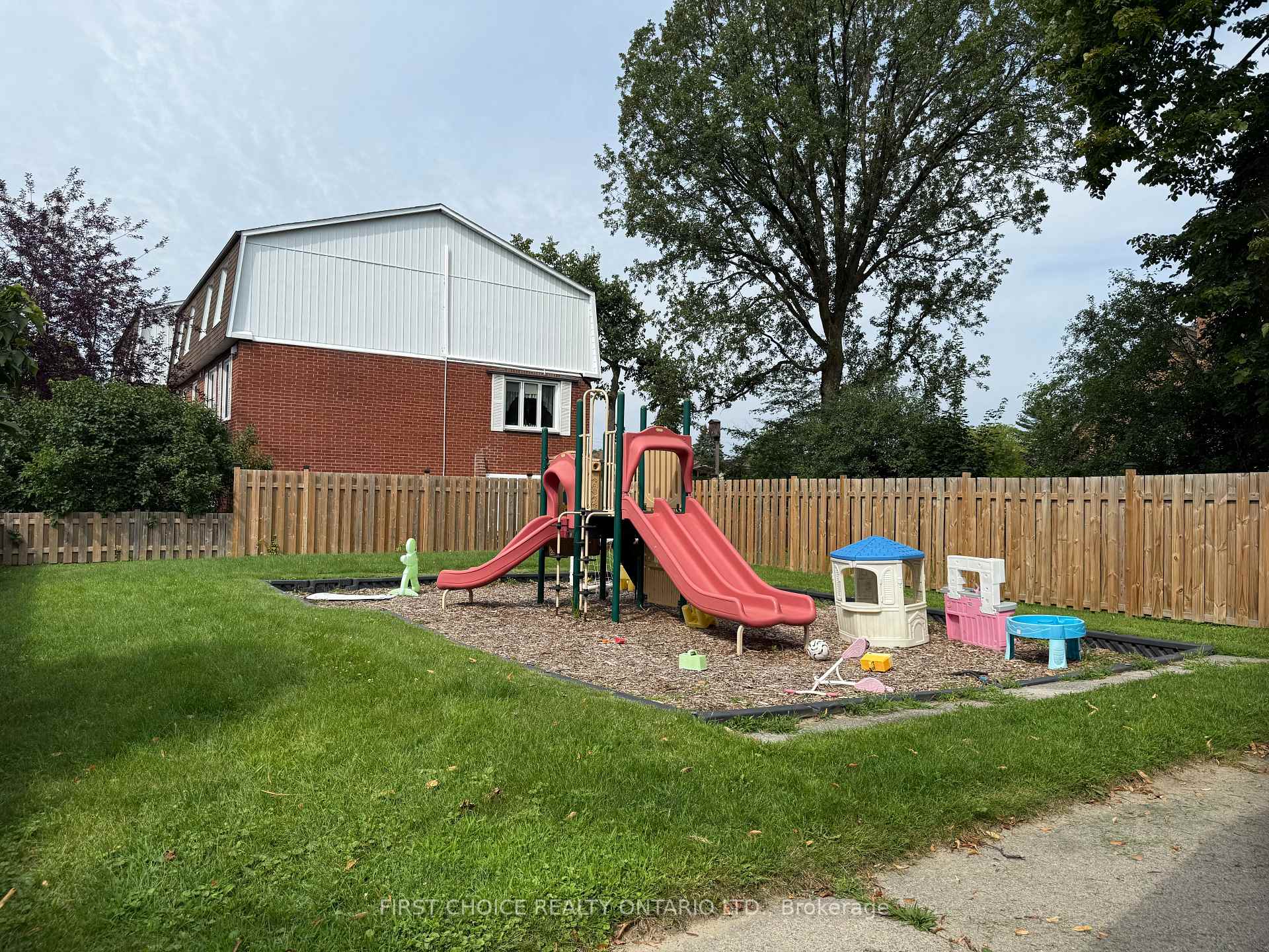 Photo 29 of 32 Appleby Private, Ottawa, Carleton Heights — HOMEH