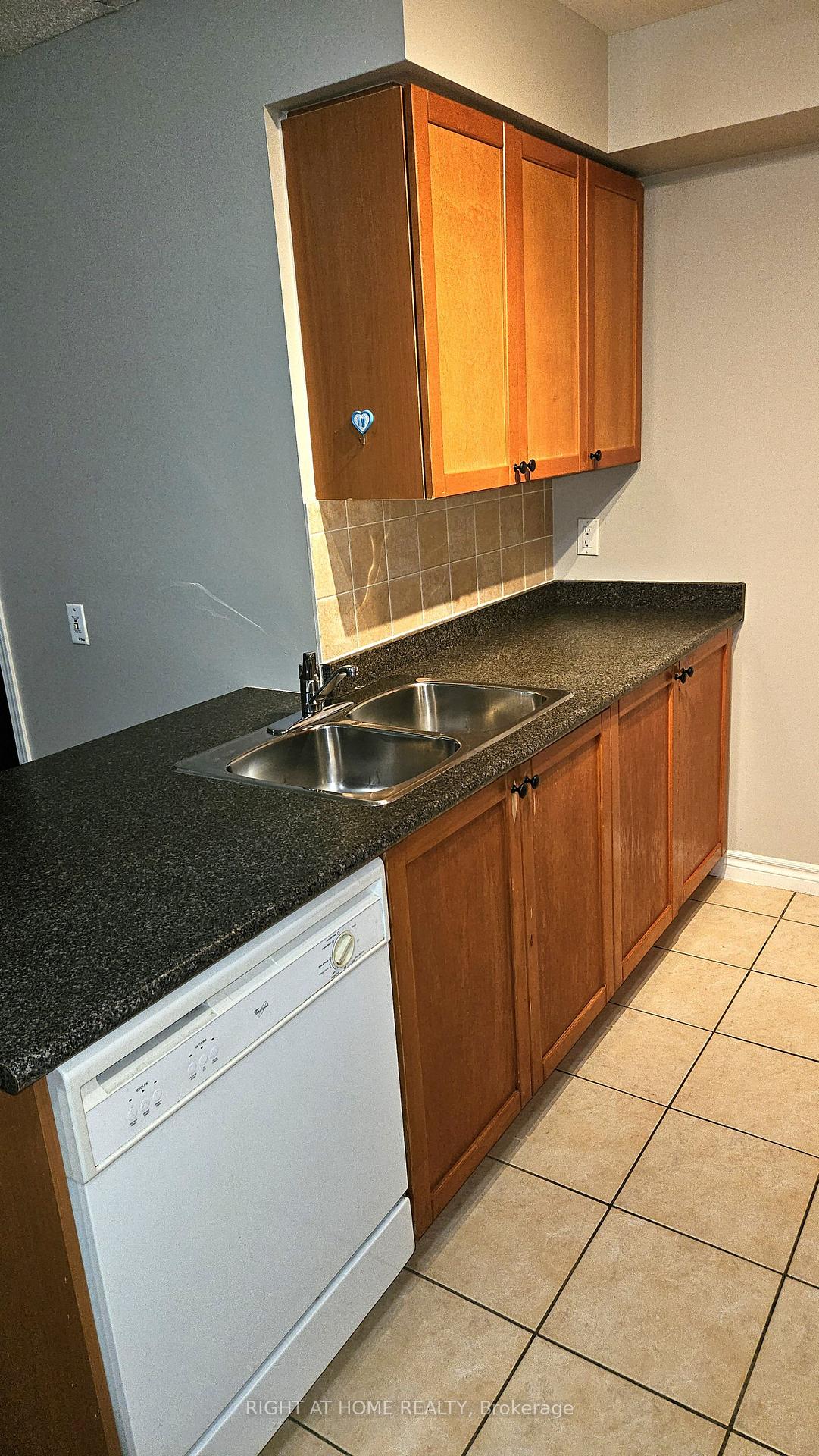 Photo 8 of Unit 1007, 55 Strathaven Drive, Mississauga, Hurontario — HOMEH