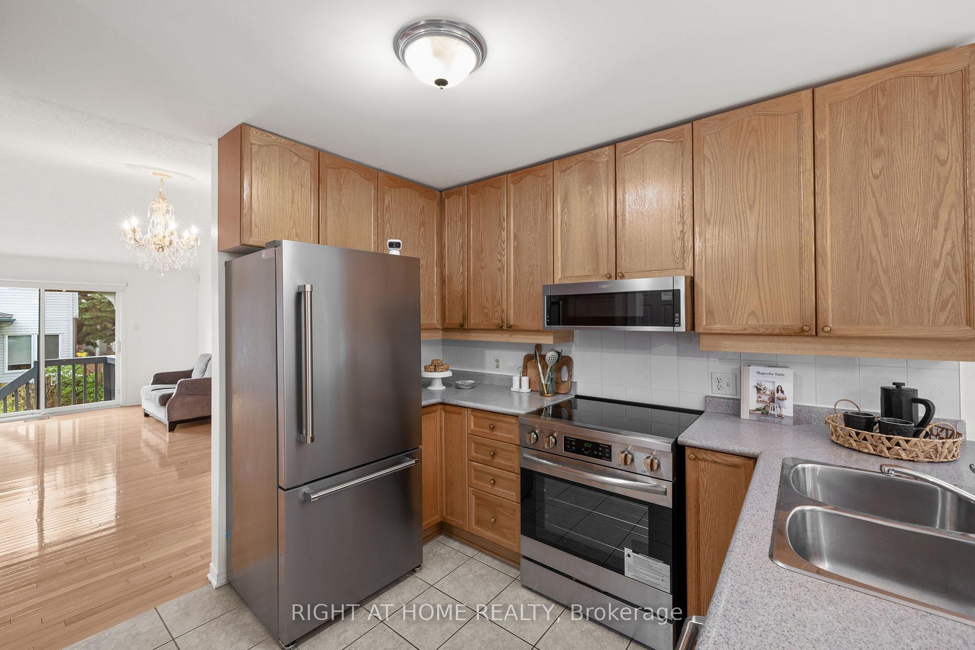 Photo 10 of 120 Grandpark Circle, Ottawa, Hunt Club Park — HOMEH