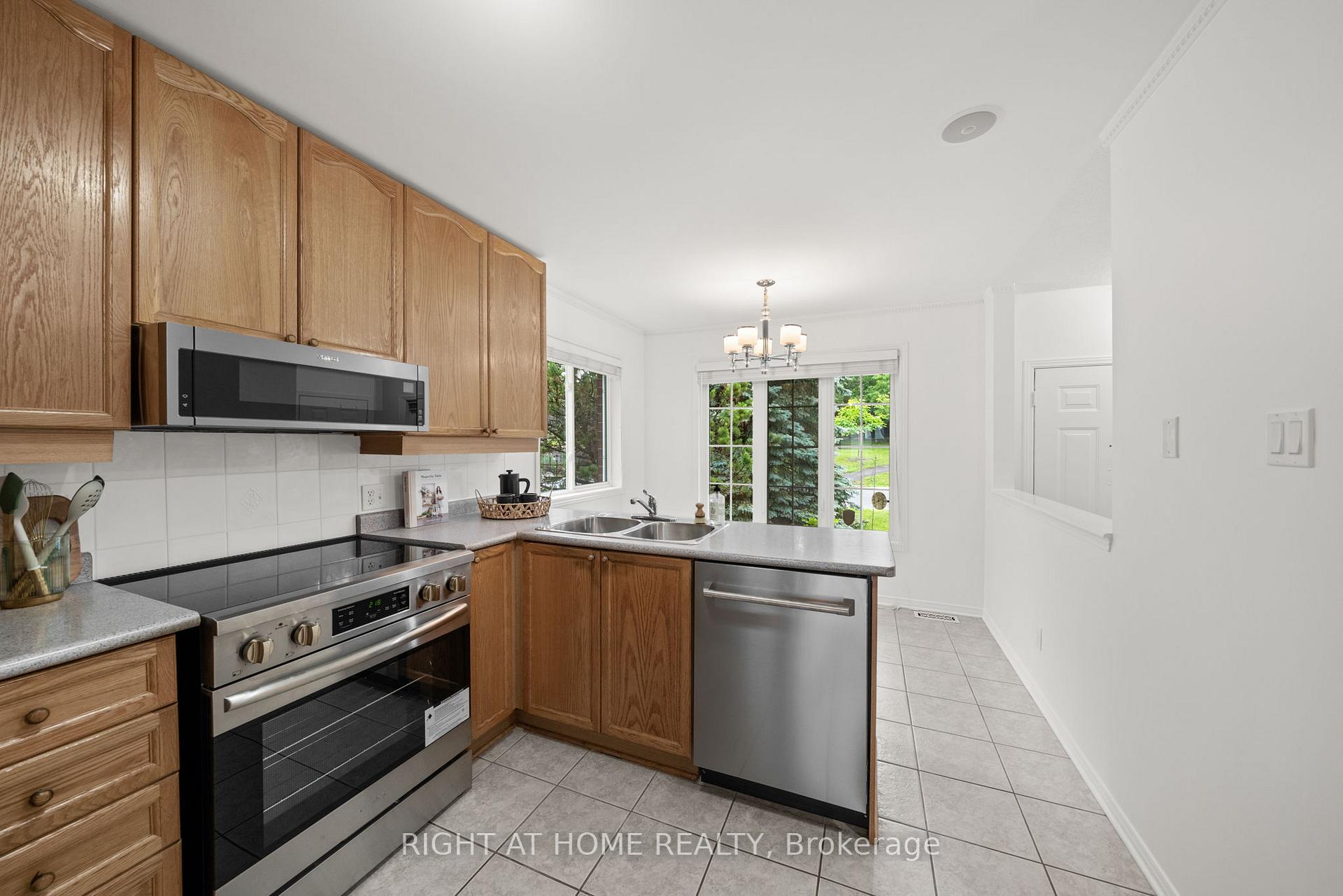 Photo 11 of 120 Grandpark Circle, Ottawa, Hunt Club Park — HOMEH