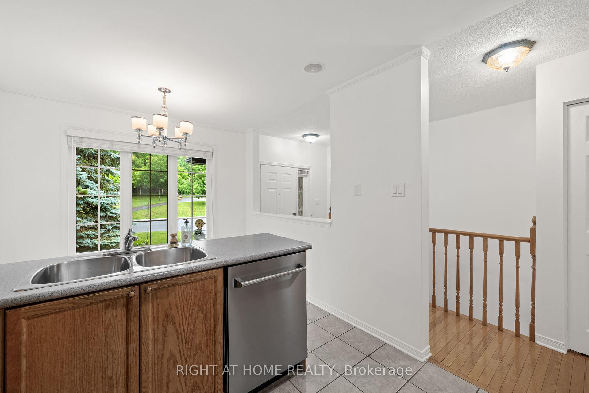 Photo 12 of 120 Grandpark Circle, Ottawa, Hunt Club Park — HOMEH