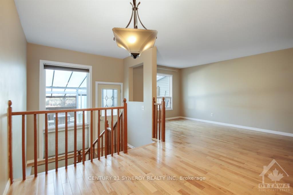 Photo 10 of 532 Pocono Crescent, Ottawa, Fallingbrook/Gardenway South — HOMEH