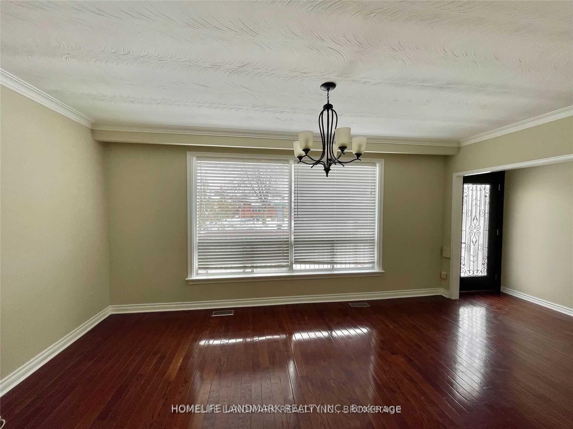 Photo 2 of Unit Upper, 25 Edgemont Drive, Brampton, Brampton North — HOMEH