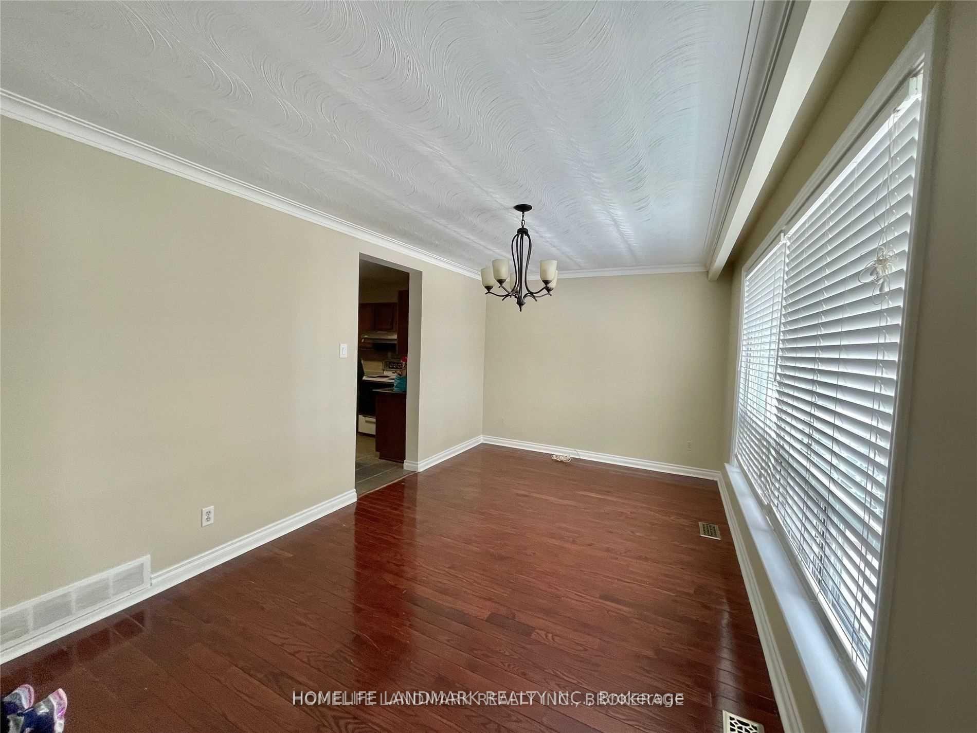 Photo 3 of Unit Upper, 25 Edgemont Drive, Brampton, Brampton North — HOMEH