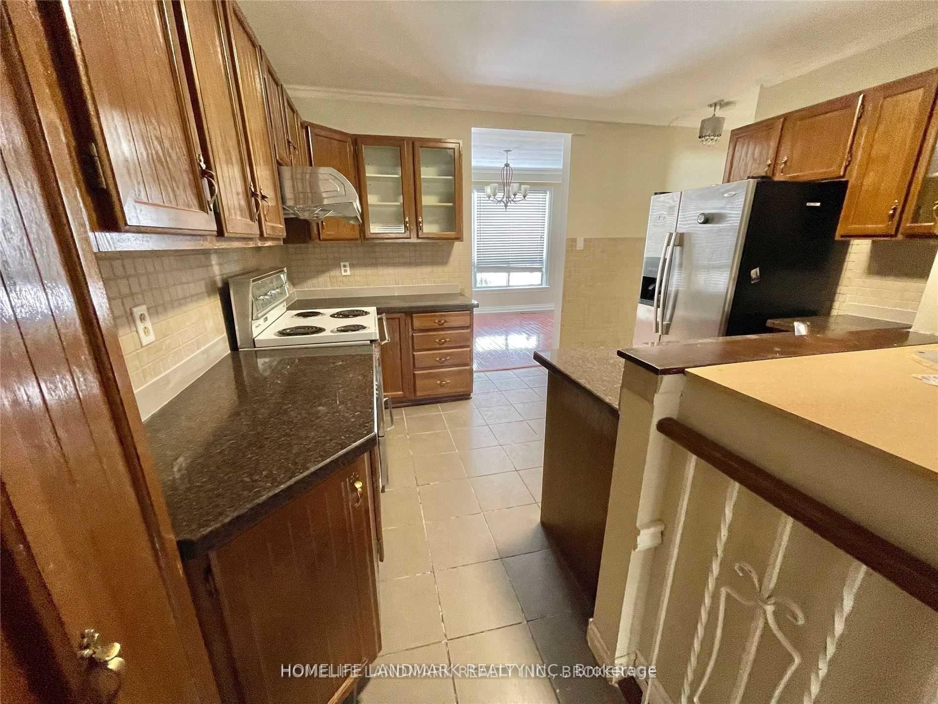 Photo 8 of Unit Upper, 25 Edgemont Drive, Brampton, Brampton North — HOMEH