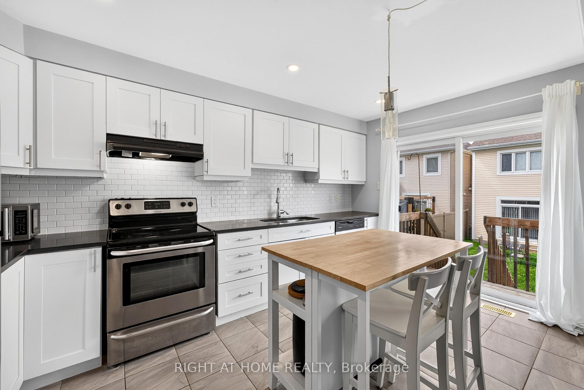 Photo 11 of 116 Conifer Creek Circle, Ottawa, Kanata - Emerald Meadows/Trailwest — HOMEH