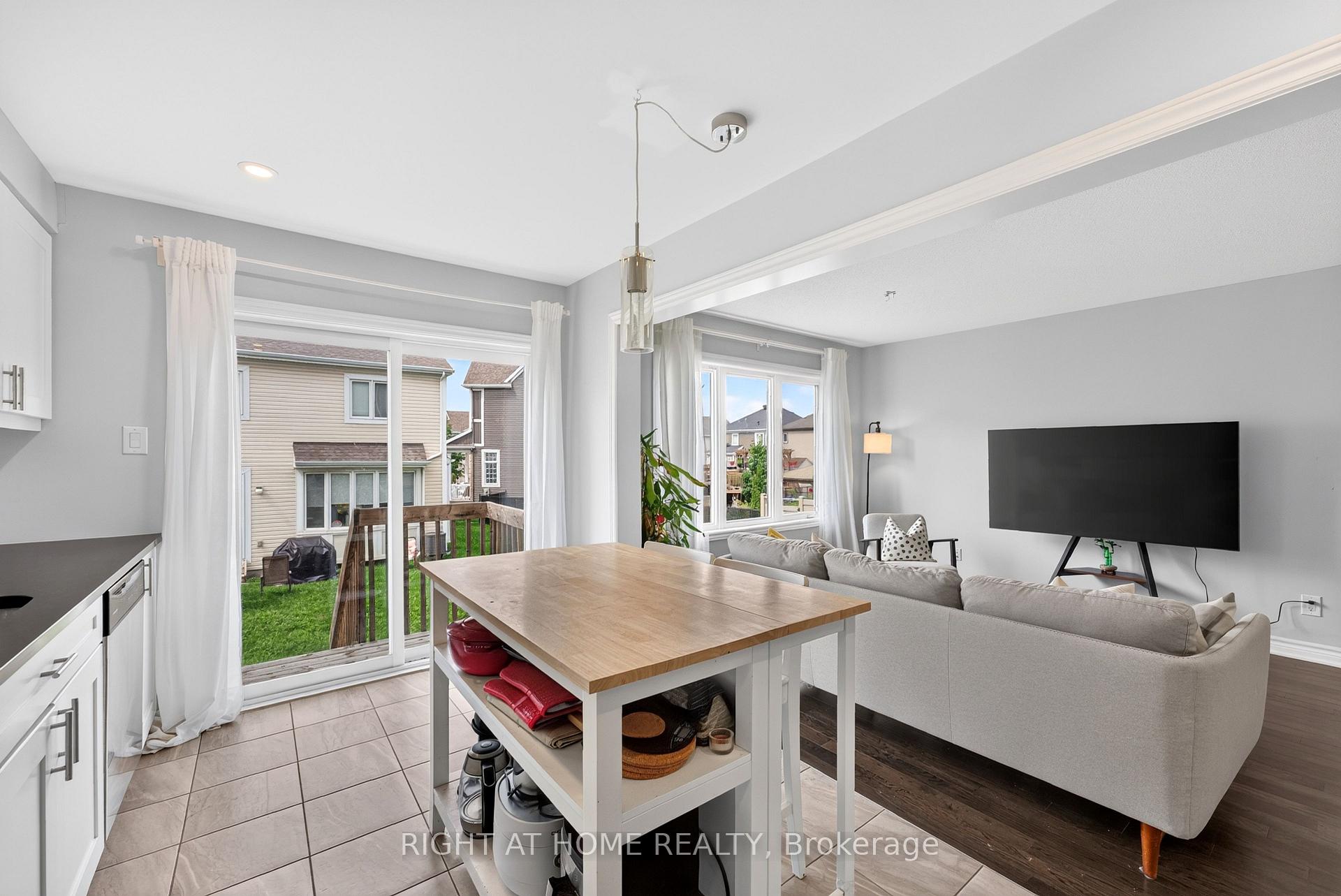 Photo 15 of 116 Conifer Creek Circle, Ottawa, Kanata - Emerald Meadows/Trailwest — HOMEH