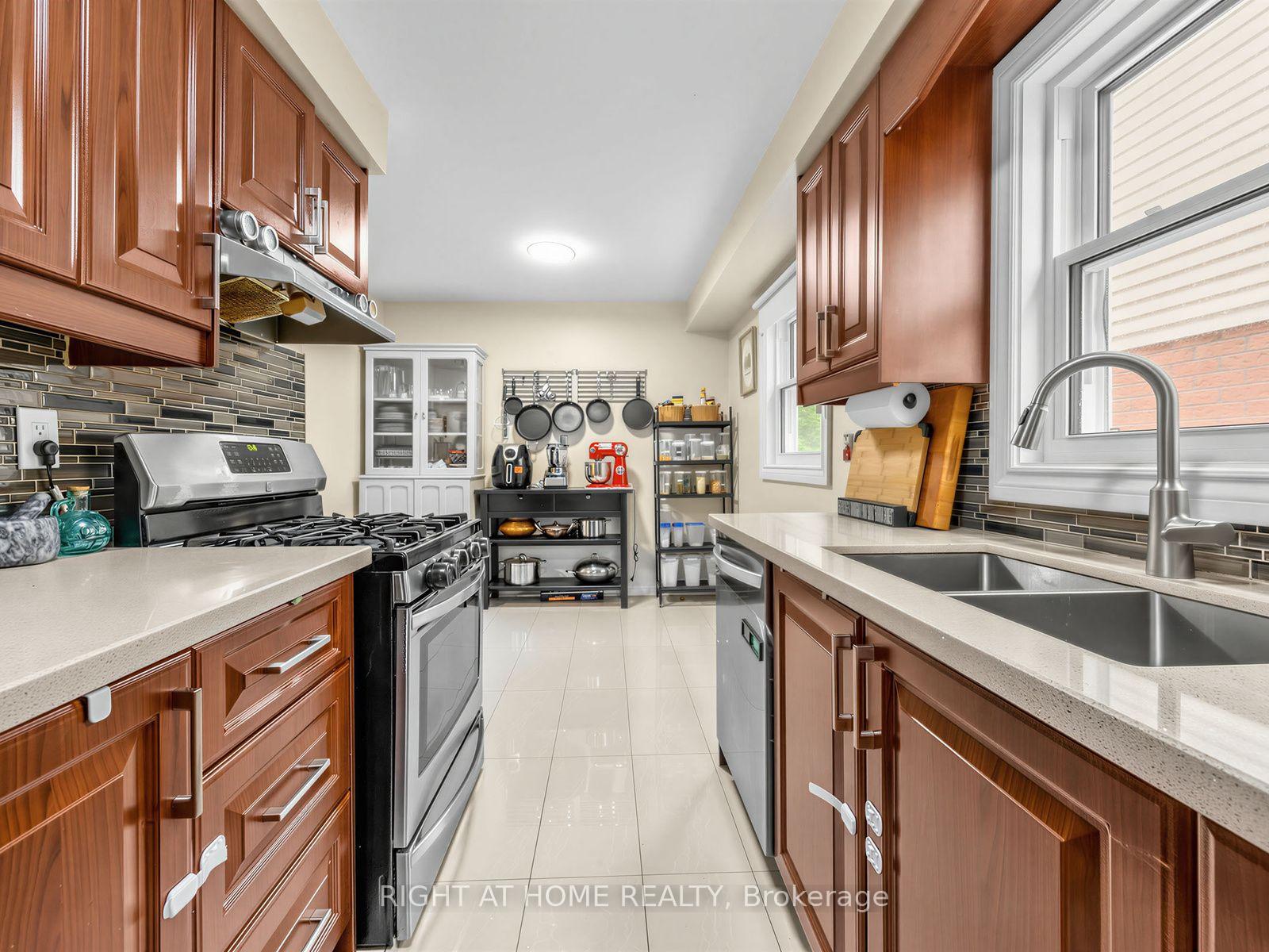 Photo 9 of 1663 Tawnberry Street, Pickering, Brock Ridge — HOMEH