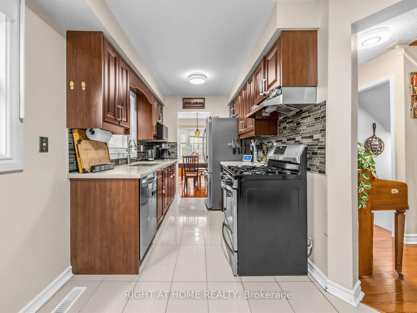 Photo 10 of 1663 Tawnberry Street, Pickering, Brock Ridge — HOMEH
