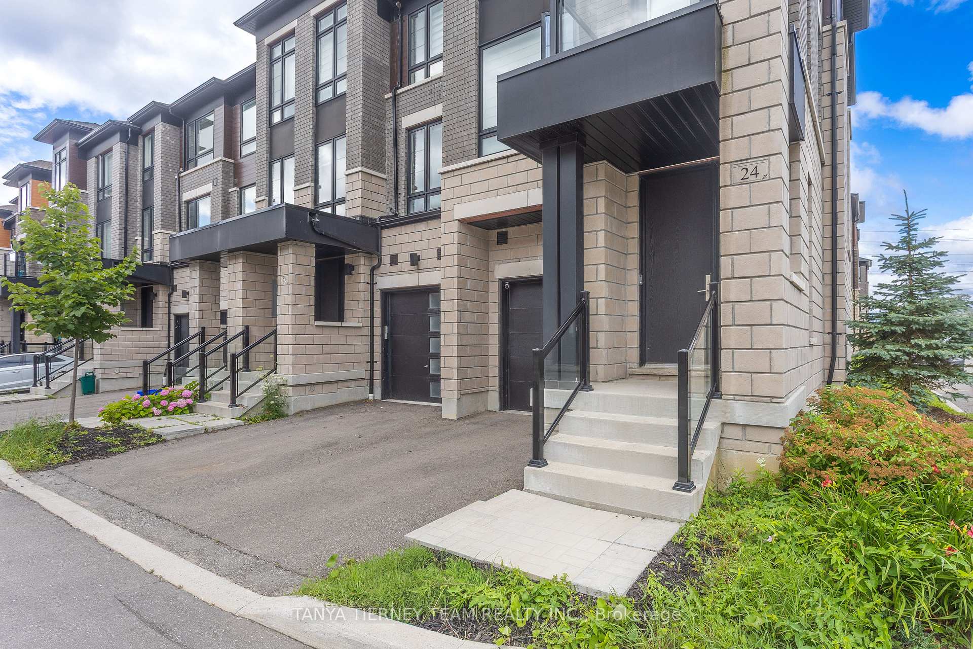 Photo 5 of 24 Lake Trail Way, Whitby, Brooklin — HOMEH