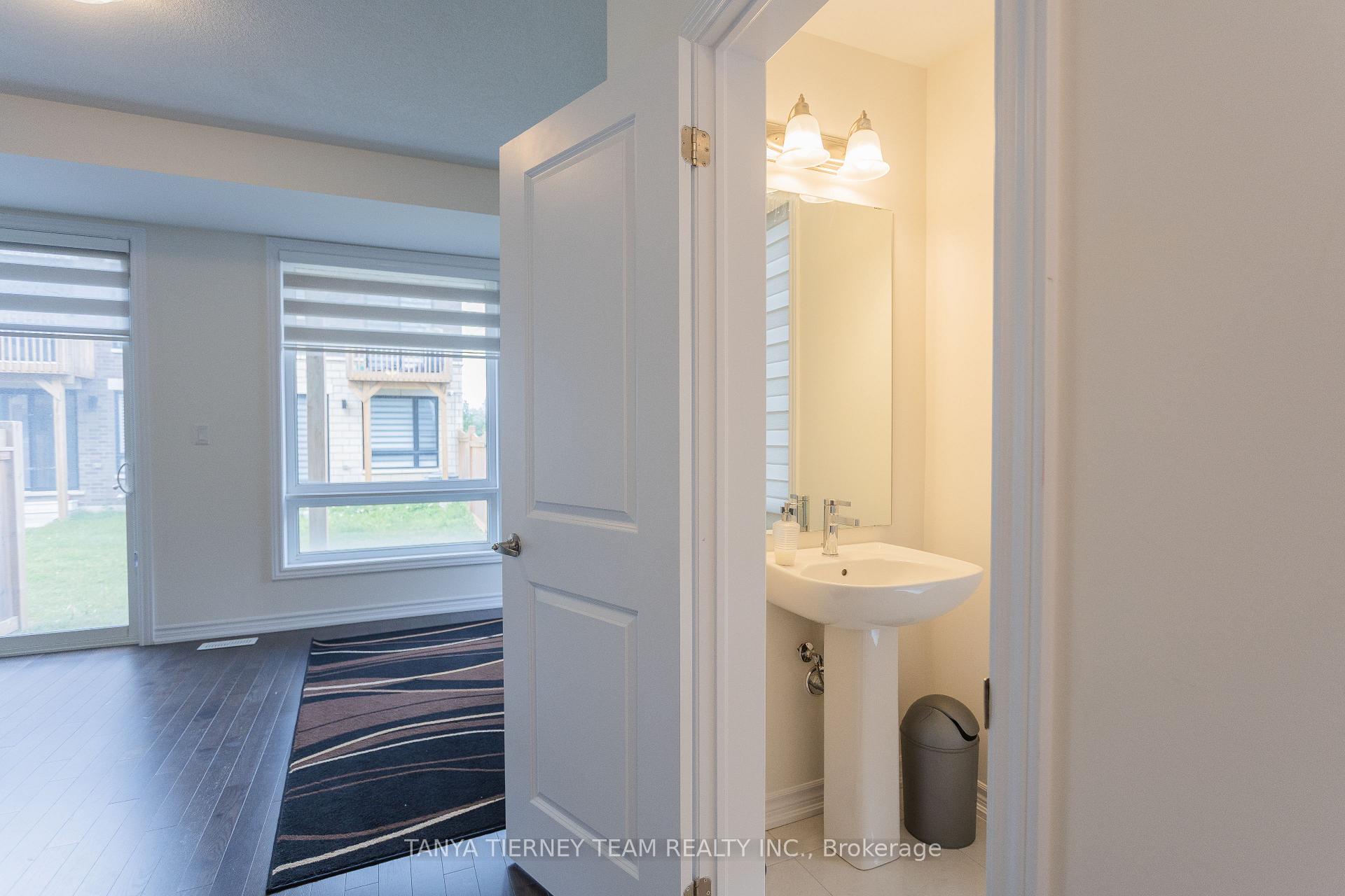 Photo 9 of 24 Lake Trail Way, Whitby, Brooklin — HOMEH