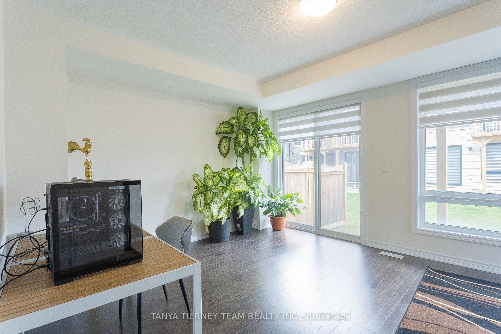 Photo 10 of 24 Lake Trail Way, Whitby, Brooklin — HOMEH