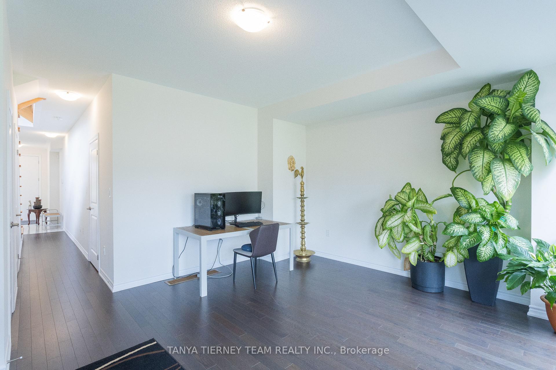 Photo 12 of 24 Lake Trail Way, Whitby, Brooklin — HOMEH