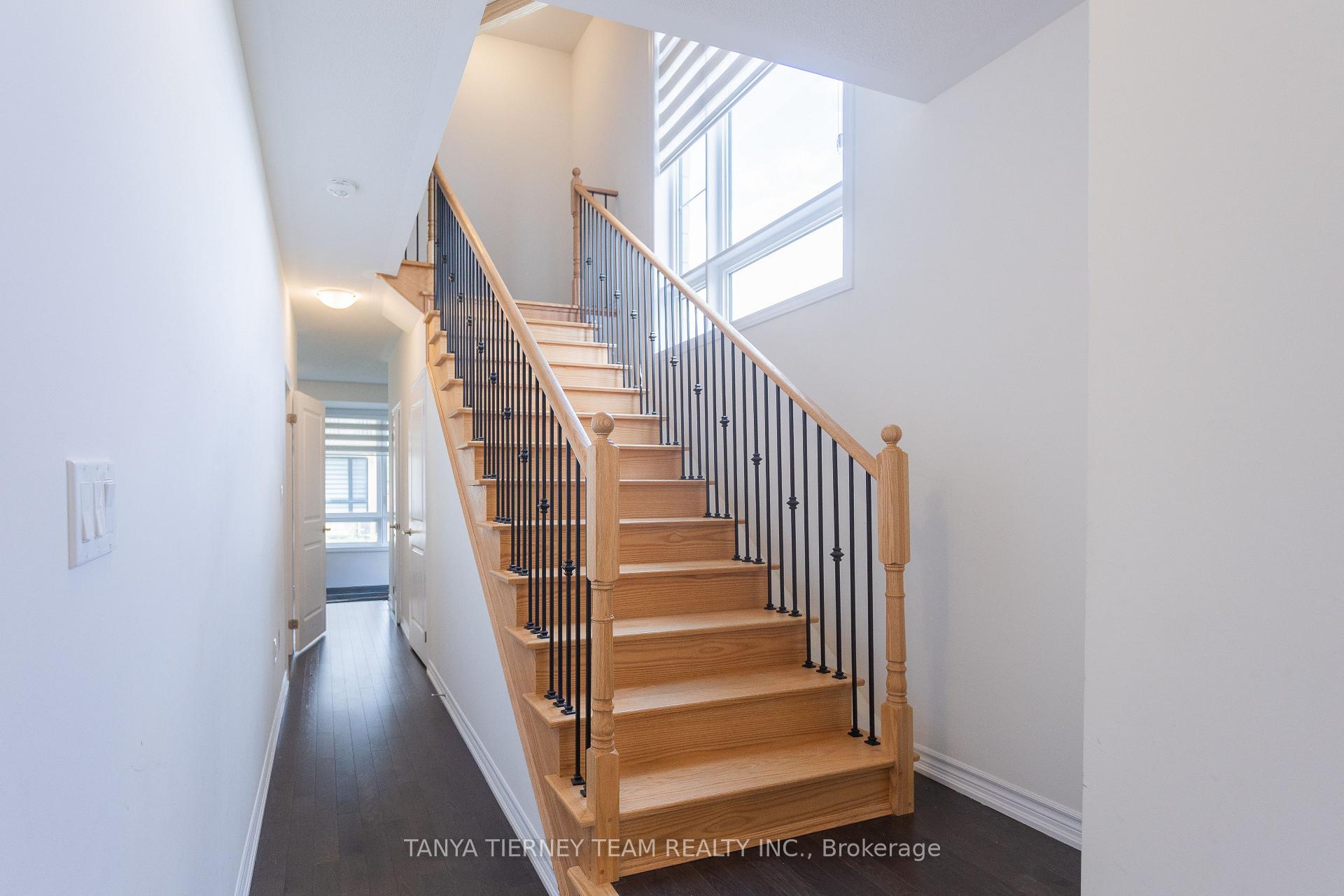 Photo 14 of 24 Lake Trail Way, Whitby, Brooklin — HOMEH
