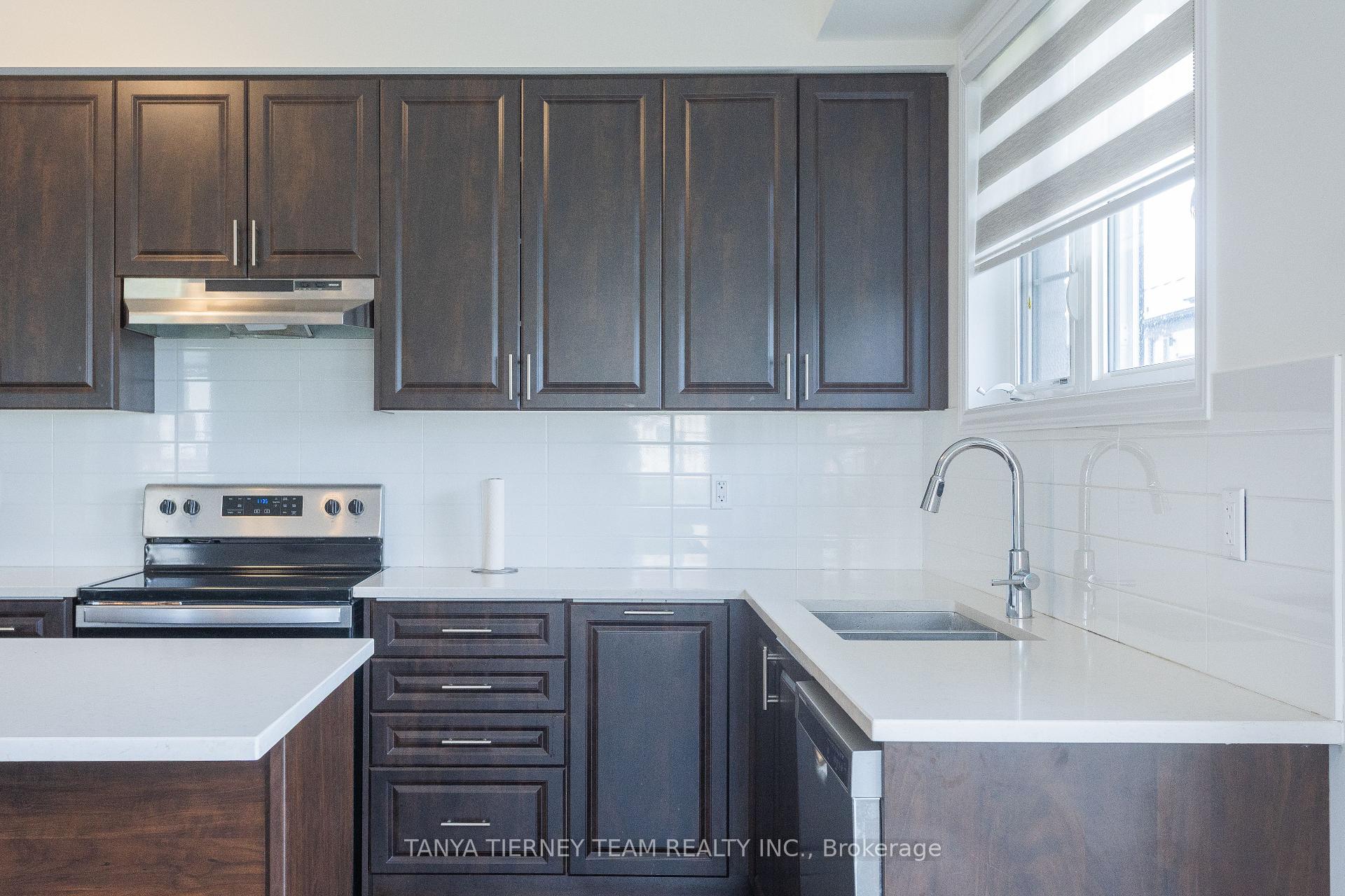 Photo 17 of 24 Lake Trail Way, Whitby, Brooklin — HOMEH