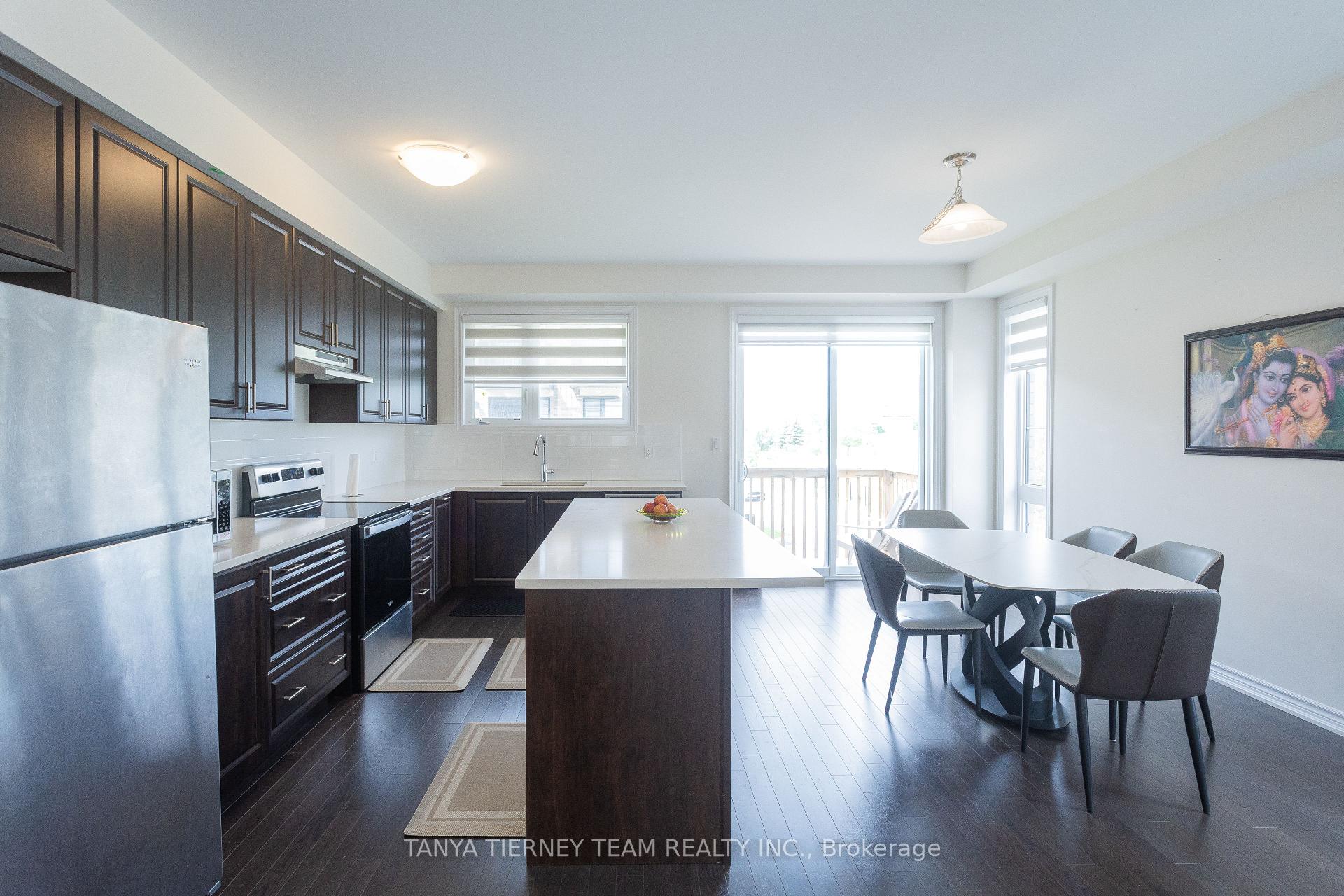 Photo 18 of 24 Lake Trail Way, Whitby, Brooklin — HOMEH